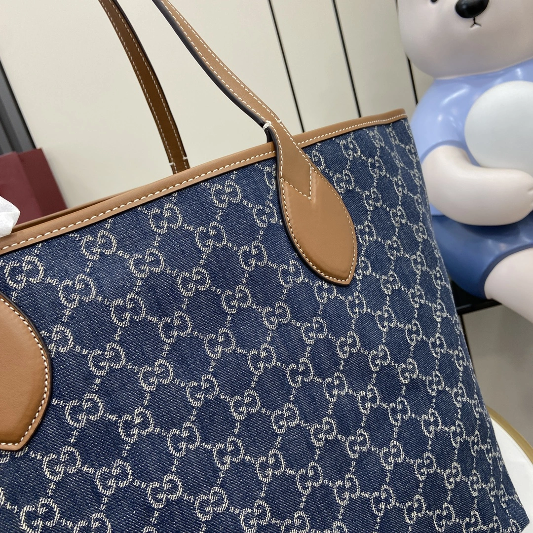 图片[5]-p980 Gucci Totissima系列糅合“tote”一词与意大利语中表示最高级的词语“issima”彰显这款小号托特包的实用功能和隽永底色
蓝色GG牛仔面料
棕色皮革滚边饰对比色缝线
蓝色棉麻衬里
顶部提手（20厘米高）
型号：820496
尺寸：22厘米（长）x 19厘米（宽）x 18厘米（深）
颜色：蓝色牛仔面料/
重量：约0.3千克
意大利创作-高仿包包