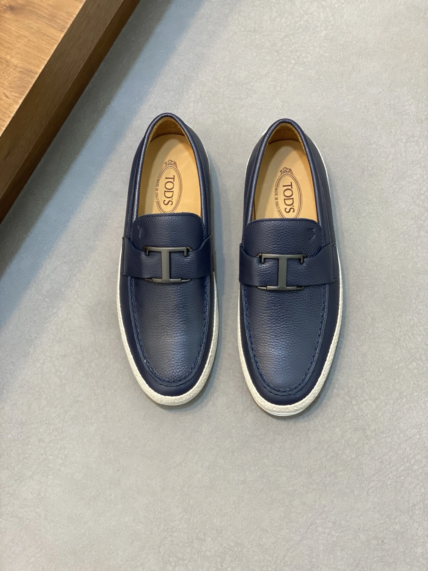 P840 TOD'S/Tod's mocasines de hombre de cuero penny están hechos de gamuza suave aterciopelada y cuero de becerro granulado importado con un diseño de boca de gran tamaño, un estribo para facilitar el encendido y apagado con inserciones de rafia tejida a mano y goma beaniesTod's estampado logo letra de plata impreso plantilla de cuero de vaca, este forro de cuero de becerro es ligero, cómodo y transpirable. ¡Embalado en la caja original! ¡Embalado en la caja original! Talla: 38-44 (45 bajo pedido)-Bolsas altas de imitación