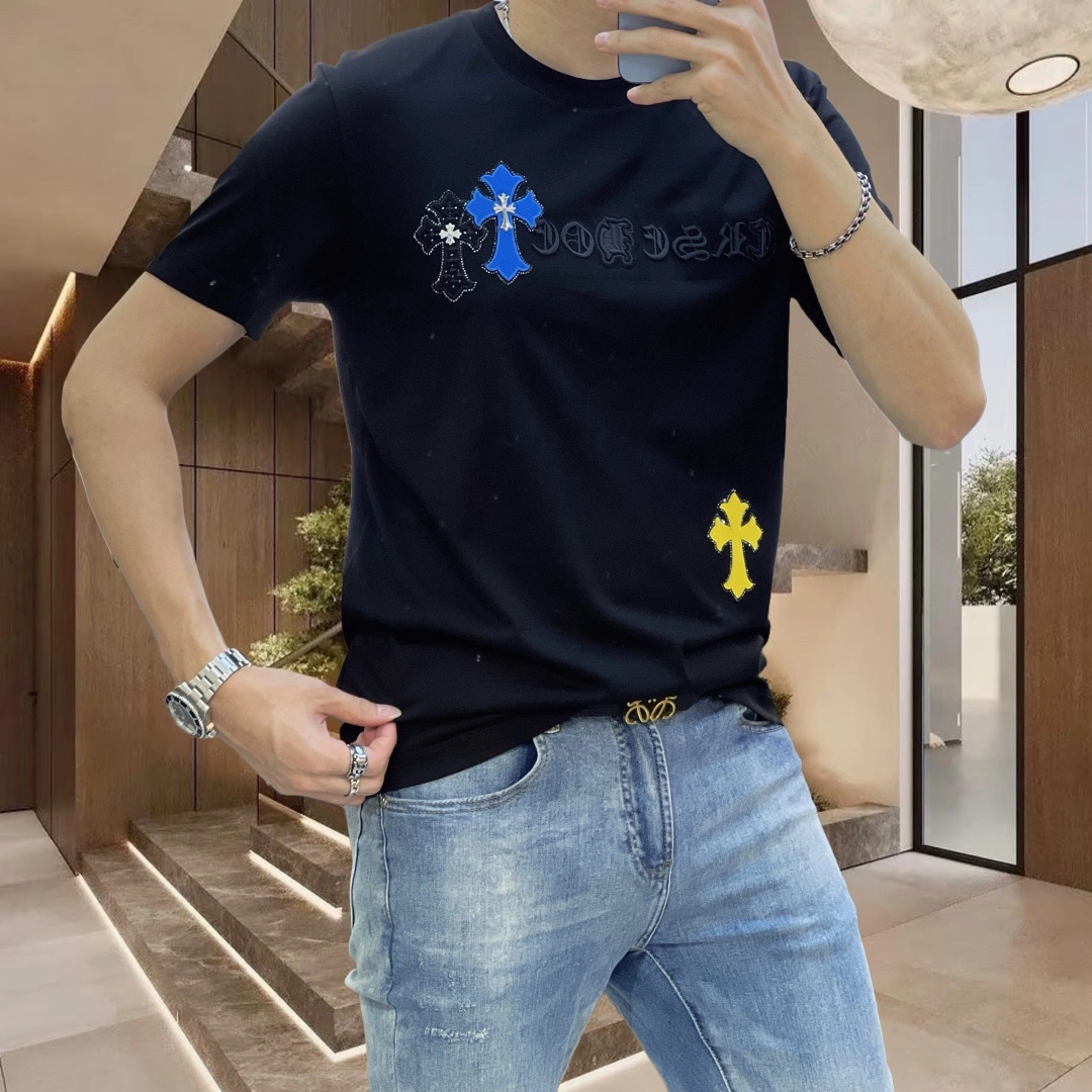 Imagem [2]-P360 Chrome Hearts Crocentric Early Spring 2025 Debut Double Mercerised Crew Neck Short Sleeve T-Shirt Logótipo da marca no peito Design artesanal de alta qualidade Design personalizado de alta qualidade Avant-garde! Design muito trabalhado Tecido personalizado. Suave ao tato. Confortável de usar. Costura fina de qualidade superior. Acabamento fino. O efeito sobre o corpo é de uma beleza inigualável! Produto único essencial para os homens! Medidas: M-4XL (178 140 libras, desgaste L máximo de 200 libras) - sacos de alta costura