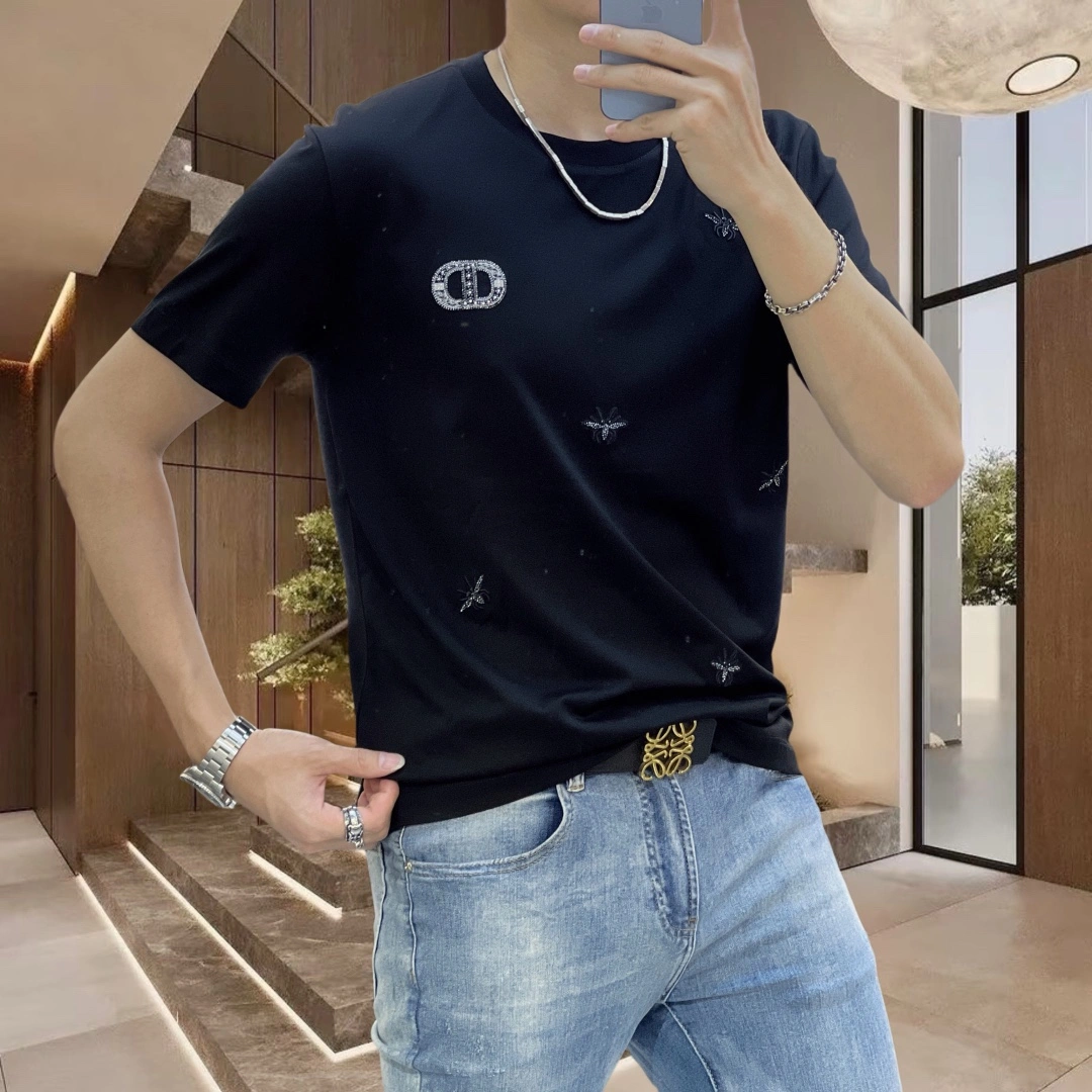 Image [3]-P360 Dior Dior 2025 Early Spring Debut Double Mercerised Crew Neck Short Sleeve T-Shirt Chest Brand Logo Heavy Craftsmanship Design High-end Bespoke Concebido para a vanguarda! Design muito trabalhado Tecido personalizado. Toque suave. Confortável de usar. Costura fina de qualidade superior. Acabamento fino. O efeito sobre o corpo é de uma beleza inigualável! Produto único essencial para os homens! Medidas: M-4XL (178 140 libras, desgaste L máximo de 200 libras) - sacos de alta costura