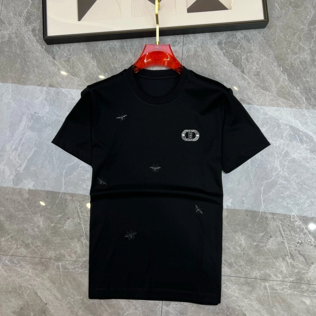 Image [7]-P360 Dior Dior 2025 Early Spring Debut Double Mercerised Crew Neck Short Sleeve T-Shirt Chest Brand Logo Heavy Craftsmanship Design High-end Bespoke Concebido para a vanguarda! Design muito trabalhado Tecido personalizado. Toque suave. Confortável de usar. Costura fina de qualidade superior. Acabamento fino. O efeito sobre o corpo é de uma beleza inigualável! Produto único essencial para os homens! Medidas: M-4XL (178 140 libras, desgaste L máximo de 200 libras) - sacos de alta costura