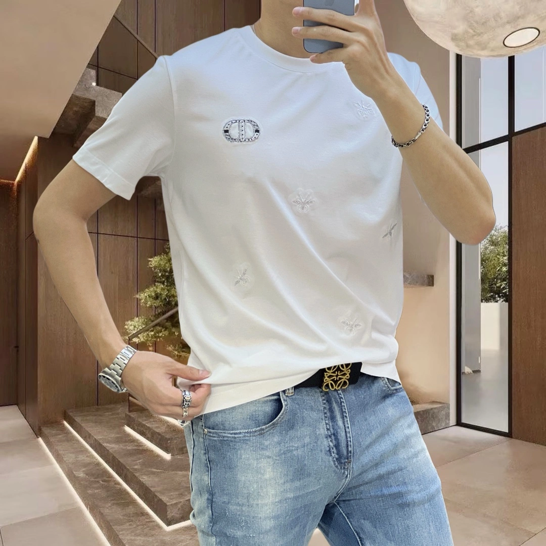 Image [2]-P360 Dior ディオール 2025 Early Spring Debut Double Mercerised Crew Neck Short Sleeve T-Shirt Chest Brand Logo Heavy Craftsmanship Design High-end Bespoke 前衛のためにデザインされたビスポーク！重厚なデザイン カスタマイズされた生地。ソフトなタッチ。快適な着心地。カウンターグレードのファインステッチ。繊細な仕上がり。ボディへの効果は他の追随を許さない♡！メンズ必須単品！ヤーデージ：M-4XL（178 140ポンドは、Lの最大摩耗200ポンドを着用）-ハイファッションバッグ