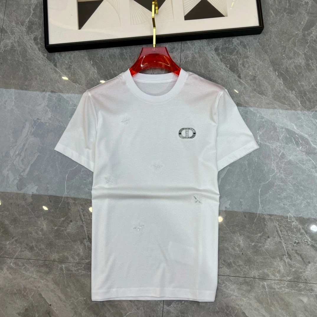 Image [6]-P360 Dior Dior 2025 Early Spring Debut Double Mercerised Crew Neck Short Sleeve T-Shirt Chest Brand Logo Heavy Craftsmanship Design High-end Bespoke Concebido para a vanguarda! Design muito trabalhado Tecido personalizado. Toque suave. Confortável de usar. Costura fina de qualidade superior. Acabamento fino. O efeito sobre o corpo é de uma beleza inigualável! Produto único essencial para os homens! Medidas: M-4XL (178 140 libras, desgaste L máximo de 200 libras) - sacos de alta costura