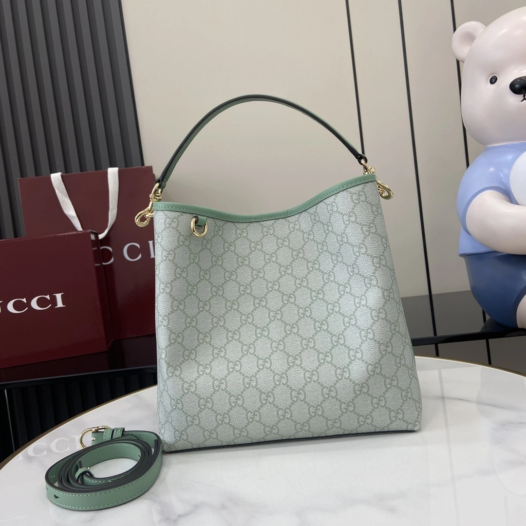 p960 Gucci Emblem系列焕新诠释品牌的隽永优雅风范和精湛工艺这款小号肩背包尽释实用设计美学两个主隔层采用织带棉布衬里中央设有一个拉链口袋
灰绿色和灰绿色全新GG字母图案涂层织物
灰绿色皮革滚边饰对比色缝线
红绿织带棉布衬里
内部：2个主隔层和1个中央拉链口袋
提手高：18厘米
皮革肩带（高54 – 60厘米；长105 – 115厘米）
重量：约700克
型号：815103
尺寸：25厘米（宽）x 25厘米（高）x 15.5厘米（深）
颜色：灰绿色pvc/
意大利创作-高仿包包