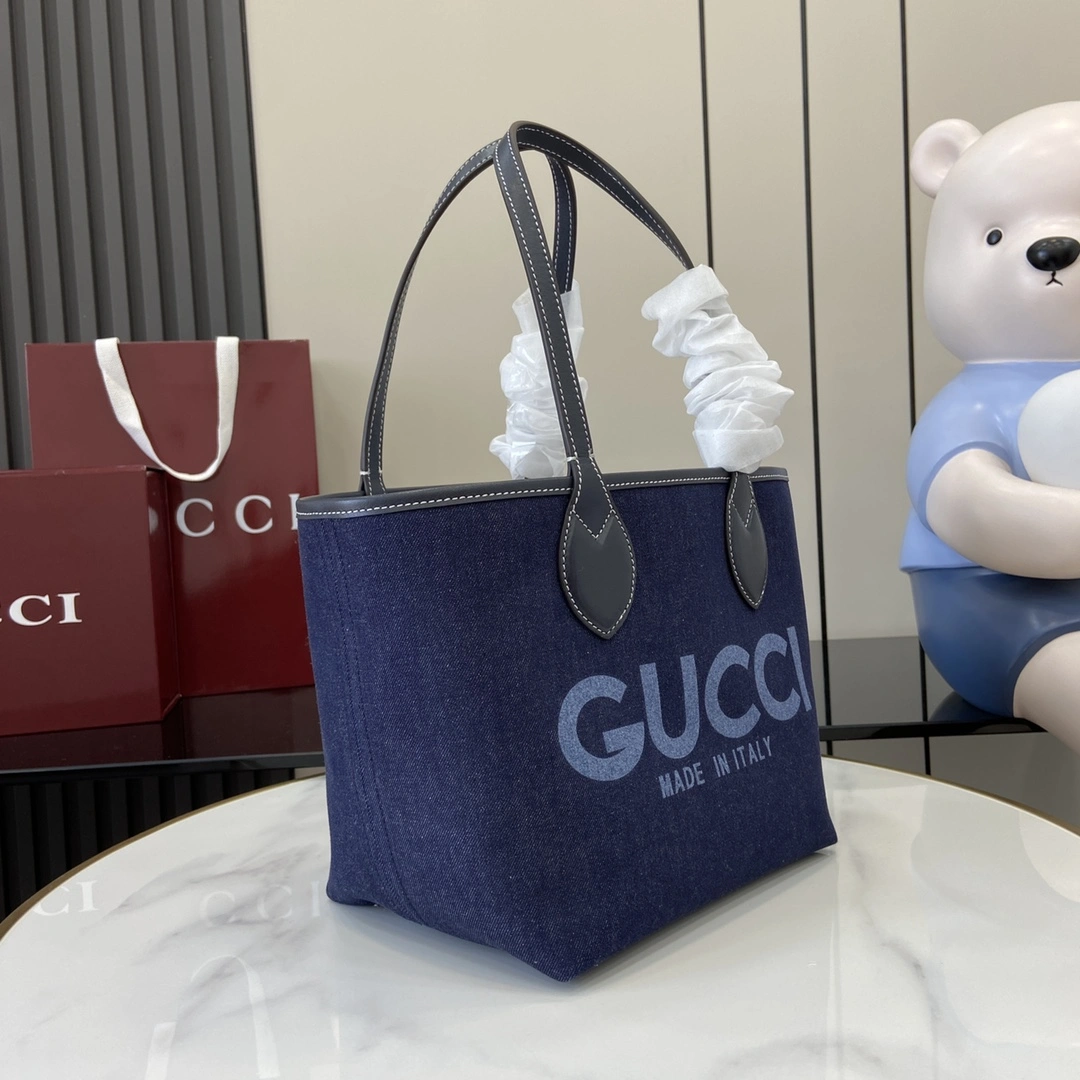 图片[2]-p980 Gucci Totissima系列糅合“tote”一词与意大利语中表示最高级的词语“issima”彰显这款手袋的实用功能和隽永底色这款小号托特包同样采用双面设计一面是深蓝色牛仔布另一面是米色和蓝色GG Supreme帆布饰撞色缝线深蓝色皮革滚边“Gucci Made in Italy”印花顶部提手（20厘米高）型号：820496尺寸：22厘米（长）x 19厘米（宽）x 18厘米（深）重量：约0.3千克颜色：深蓝牛仔布/意大利创作-高仿包包