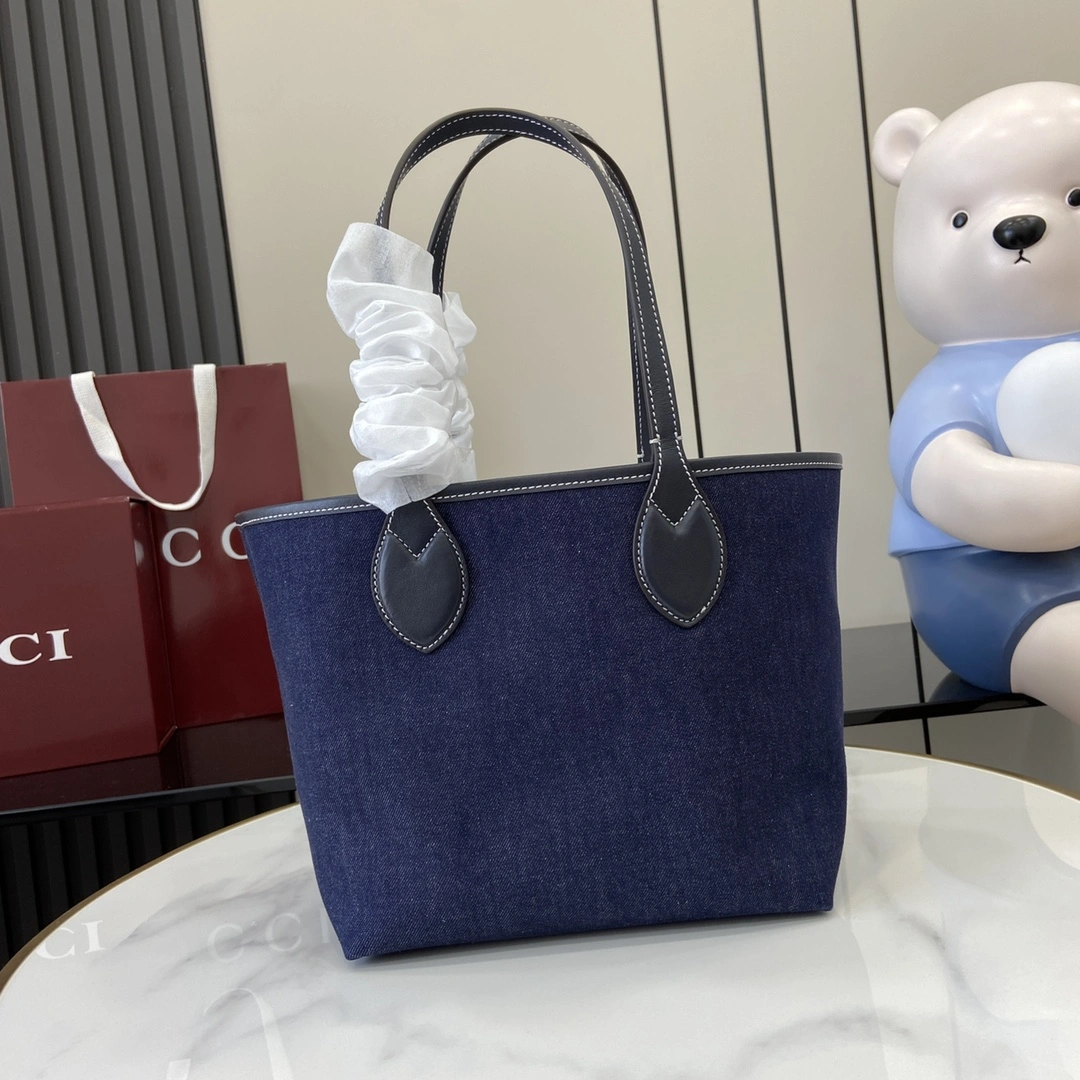 图片[3]-p980 Gucci Totissima系列糅合“tote”一词与意大利语中表示最高级的词语“issima”彰显这款手袋的实用功能和隽永底色这款小号托特包同样采用双面设计
一面是深蓝色牛仔布另一面是米色和蓝色GG Supreme帆布
饰撞色缝线深蓝色皮革滚边
“Gucci Made in Italy”印花
顶部提手（20厘米高）
型号：820496
尺寸：22厘米（长）x 19厘米（宽）x 18厘米（深）
重量：约0.3千克
颜色：深蓝牛仔布/
意大利创作-高仿包包