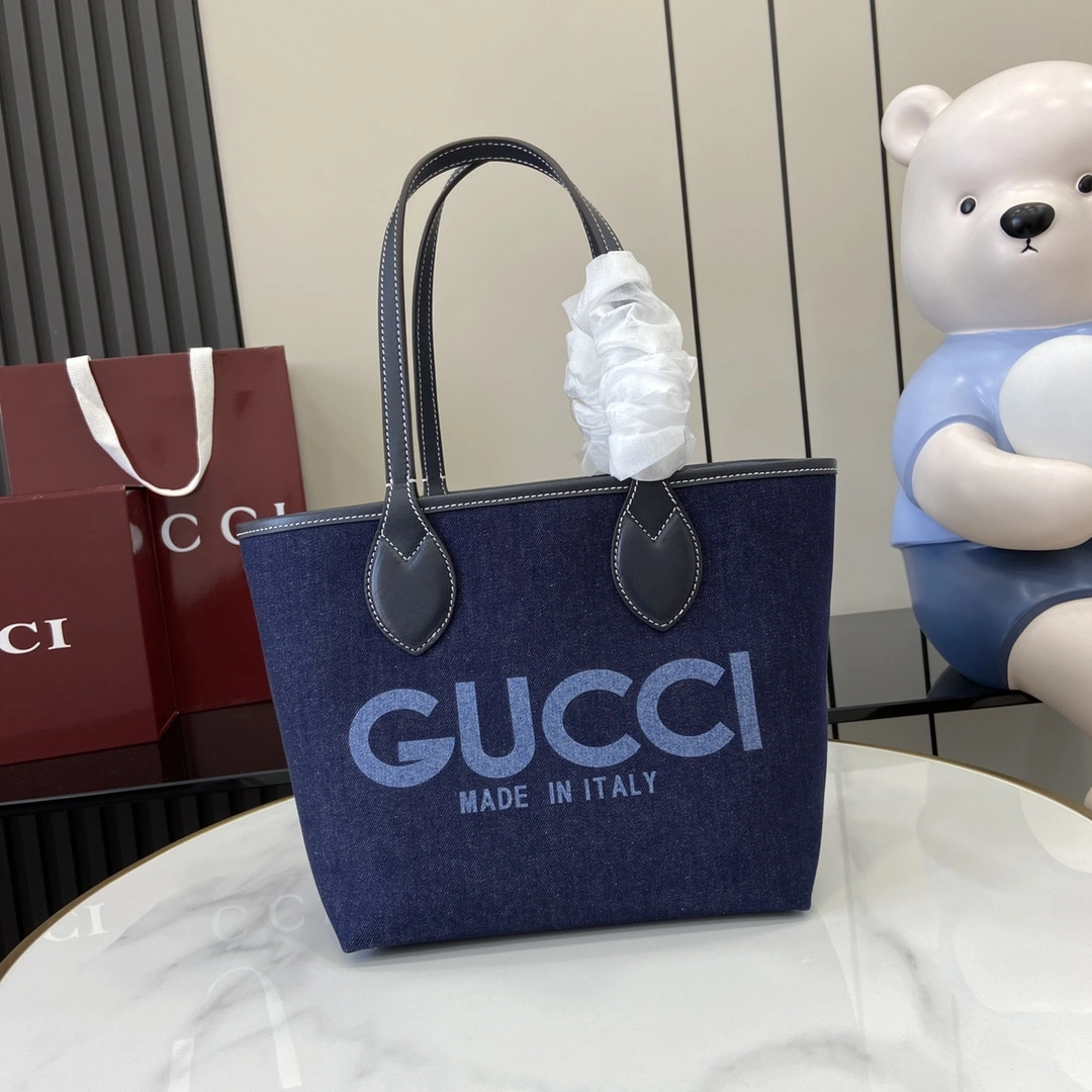 p980 La colección Gucci Totissima combina la palabra "tote" con la palabra italiana para la clase más alta, "issima", para resaltar la practicidad y atemporalidad de este bolso, el tote pequeño también es reversible. Diseñado en tejido vaquero azul oscuro por un lado y lona GG Supreme beige y azul por el otro, con costuras en contraste y ribete de piel azul oscuro estampado "Gucci Made in Italy" Asa superior (20 cm de altura) Modelo: 820496 Tamaño: 22 cm (largo) x 19 cm (ancho) x 18 cm (fondo) Peso: aprox. 0,5 cm (largo) x 0,5 cm (ancho) x 0,5 cm (fondo) Peso: aprox. 0,5 cm (fondo) (D) Peso: aprox. 0,3 kg Color: Azul oscuro Denim/Creado en Italia-Bolsos de alta costura