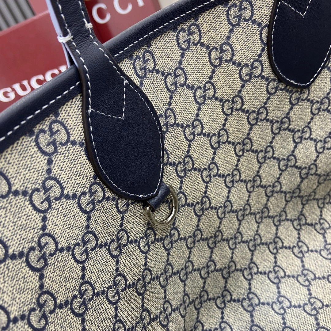 图片[8]-p980 Gucci Totissima系列糅合“tote”一词与意大利语中表示最高级的词语“issima”彰显这款手袋的实用功能和隽永底色这款小号托特包同样采用双面设计
一面是深蓝色牛仔布另一面是米色和蓝色GG Supreme帆布
饰撞色缝线深蓝色皮革滚边
“Gucci Made in Italy”印花
顶部提手（20厘米高）
型号：820496
尺寸：22厘米（长）x 19厘米（宽）x 18厘米（深）
重量：约0.3千克
颜色：深蓝牛仔布/
意大利创作-高仿包包