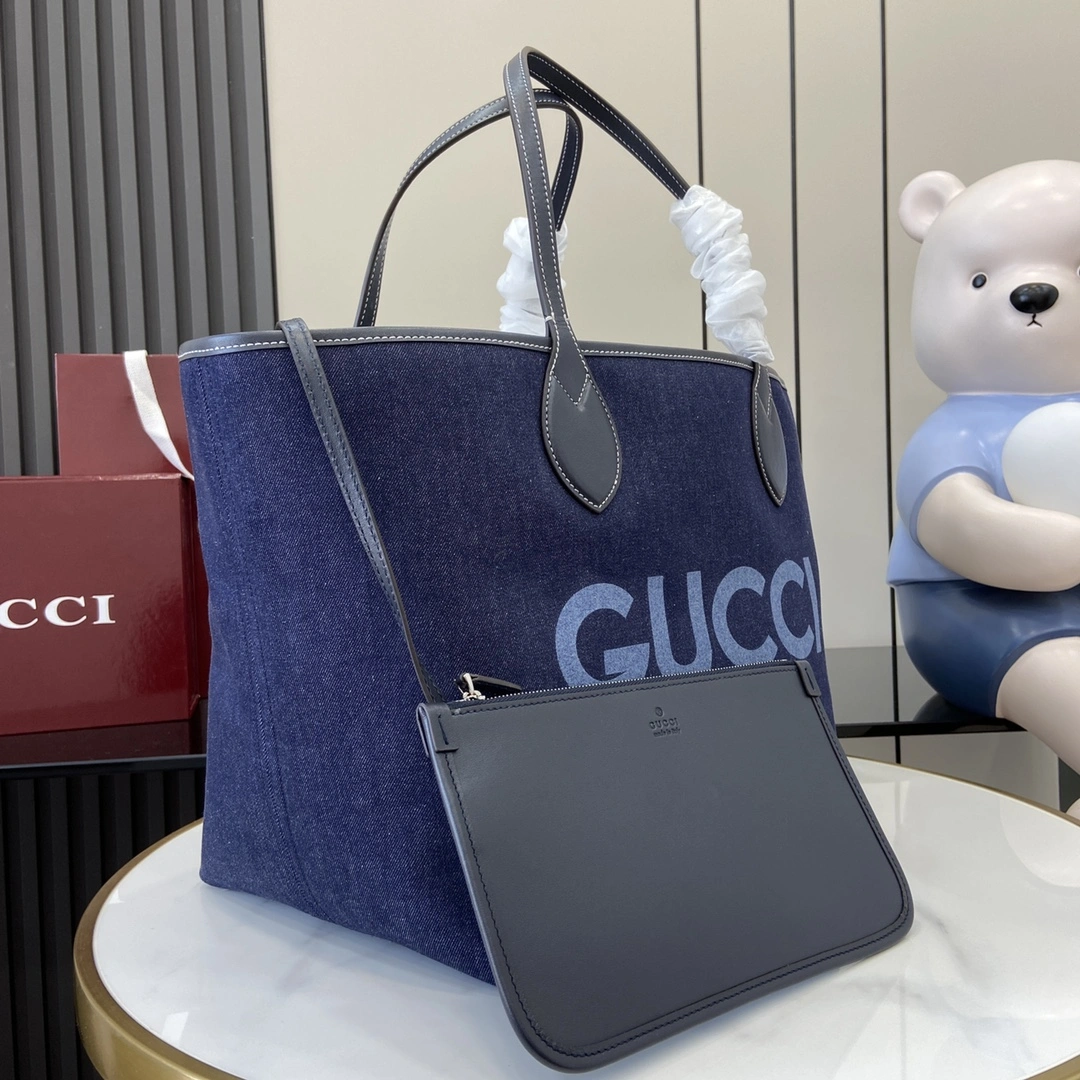 图片[2]-p1120 Gucci Totissima系列糅合“tote”一词与意大利语中表示最高级的词语“issima”彰显这款手袋的实用功能和隽永底色这款中号托特包采用双面设计内附可拆卸手拿包一面是深蓝色牛仔布另一面是米色和蓝色GG Supreme帆布饰撞色缝线深蓝色皮革滚边“Gucci Made in Italy”印花可拆卸手拿包：21.5厘米（宽）x 12.5厘米（高）顶部提手（21厘米高）型号：820481尺寸：30.5厘米（宽）x 28厘米（高）x 27厘米（深）重量：约0.6千克颜色：深蓝牛仔布/意大利创作-高仿包包