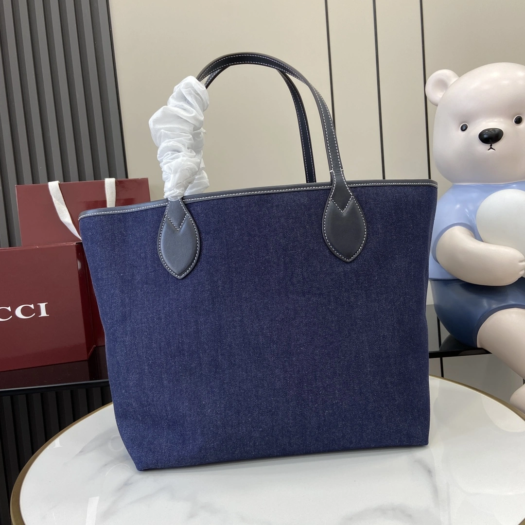 图片[3]-p1120 Gucci Totissima系列糅合“tote”一词与意大利语中表示最高级的词语“issima”彰显这款手袋的实用功能和隽永底色这款中号托特包采用双面设计内附可拆卸手拿包一面是深蓝色牛仔布另一面是米色和蓝色GG Supreme帆布饰撞色缝线深蓝色皮革滚边“Gucci Made in Italy”印花可拆卸手拿包：21.5厘米（宽）x 12.5厘米（高）顶部提手（21厘米高）型号：820481尺寸：30.5厘米（宽）x 28厘米（高）x 27厘米（深）重量：约0.6千克颜色：深蓝牛仔布/意大利创作-高仿包包