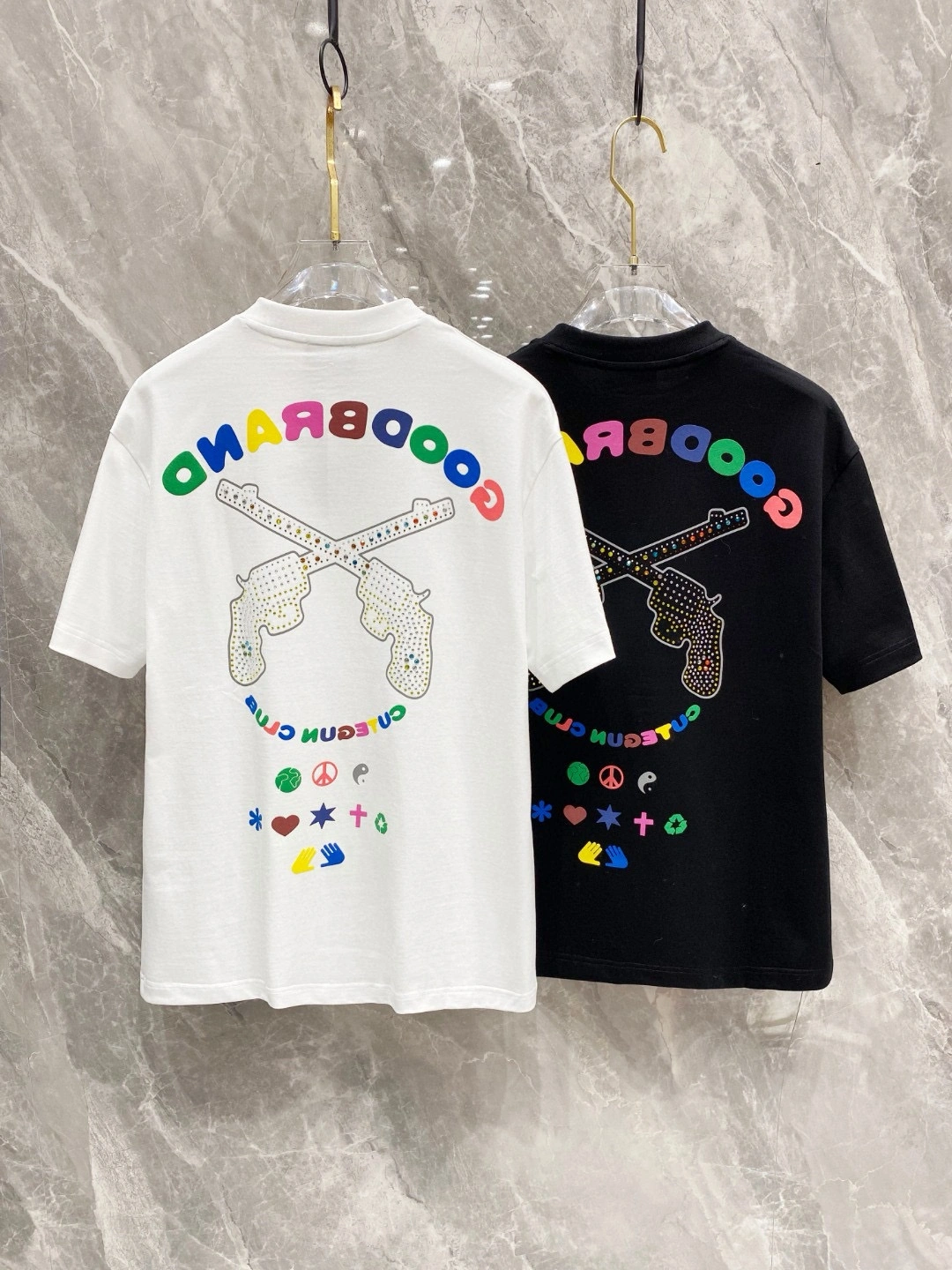 Image [2]-P500 Gucci Gucci Spring/Summer 2025 Premiere Short Sleeve Crew Neck T-Shirt High-end bespoke design Avant-garde fashion ! Logo de la marque, conception artisanale lourde, tissu en coton nuageux mercerisé. Toucher doux. Confortable à porter. Coutures exquises au niveau du comptoir. Le logo de la marque est très travaillé et conçu dans un tissu de coton nuageux mercerisé. L'effet sur le corps est d'une beauté inégalée ! Un produit unique essentiel pour les hommes ! Couleur : Noir Blanc Longueur : M-3XL Version micro large de 178 155 livres usure L usure maximale 210 livres-Sacs haute couture