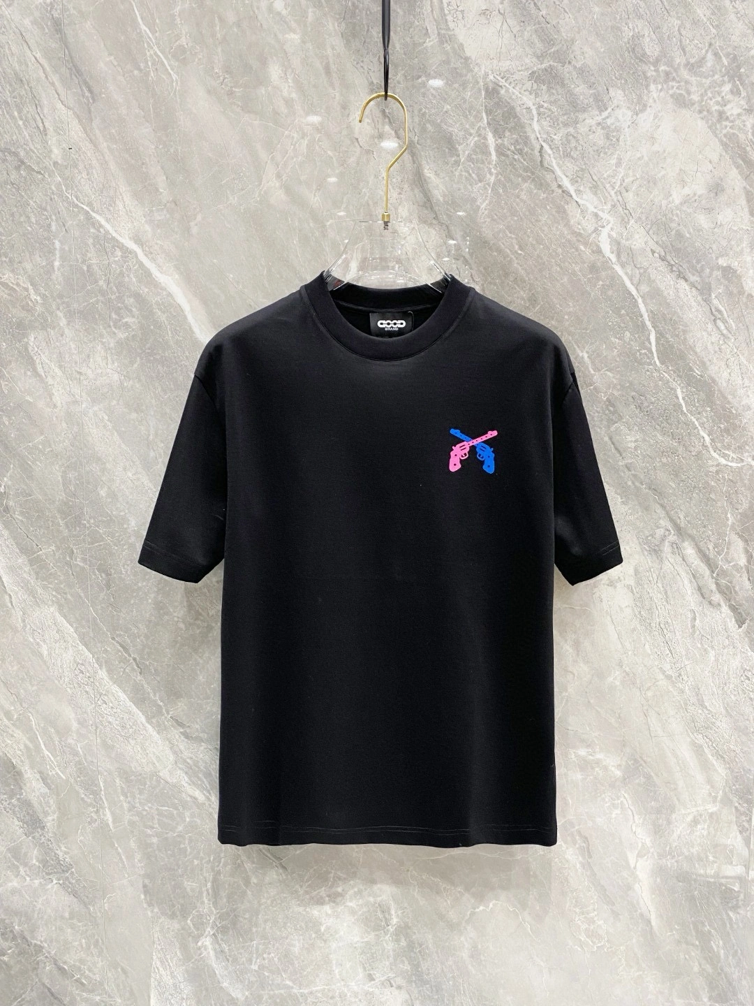 Image [4]-P500 Gucci Gucci Spring/Summer 2025 Debut Short Sleeve Crew Neck T-Shirt High-end bespoke design Avant-garde fashion ! Logo de la marque, conception artisanale lourde, tissu en coton nuageux mercerisé. Toucher doux. Confortable à porter. Coutures exquises au niveau du comptoir. Le logo de la marque est très travaillé et conçu dans un tissu de coton nuageux mercerisé. L'effet sur le haut du corps est d'une beauté inégalée ! Un produit unique essentiel pour les hommes ! Couleur : Noir Blanc Longueur : M-3XL Version micro large de 178 155 livres usure L usure maximale 210 livres-Sacs haute couture