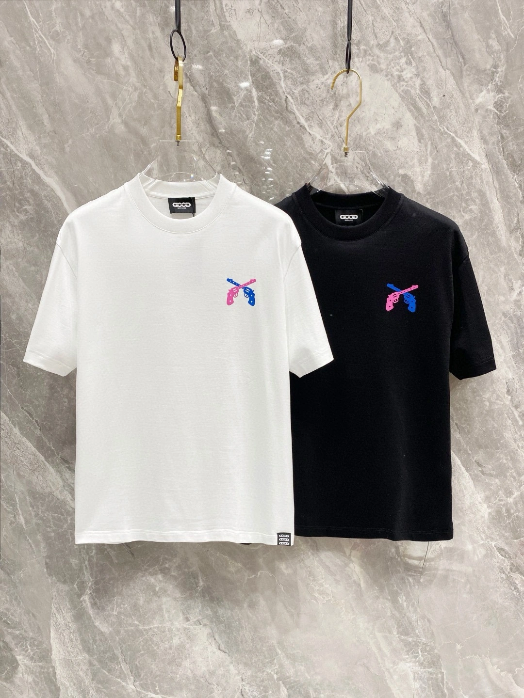 P500 Gucci Gucci Spring/Summer 2025 Debut Short Sleeve Crew Neck T-Shirt High-end customised design Avant-garde fashion ! Logo de la marque Conception artisanale lourde Tissu en coton nuageux mercerisé. Doux au toucher. Confortable à porter. Coutures fines au niveau du comptoir. Le logo de la marque est très travaillé et conçu dans un tissu de coton nuageux mercerisé. L'effet sur le haut du corps est d'une beauté inégalée ! Un produit unique essentiel pour les hommes ! Couleur : Noir Blanc Longueur : M-3XL Version micro large de 178 155 livres usure L usure maximale 210 livres-Sacs de haute couture