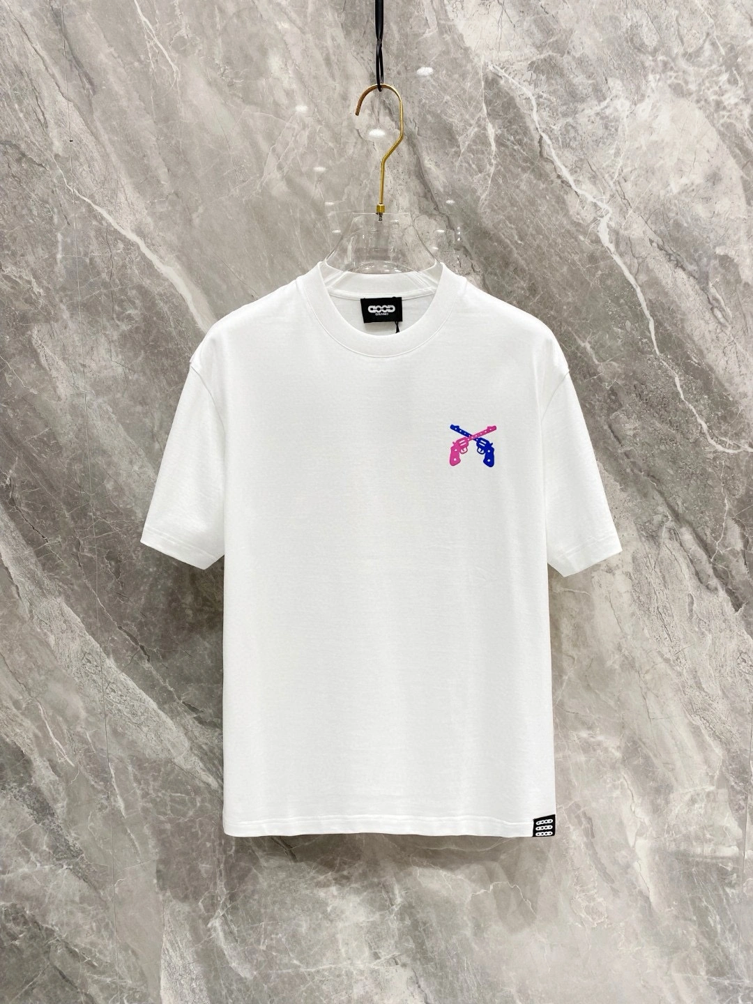 Image [3]-P500 Gucci Gucci Spring/Summer 2025 Debut Short Sleeve Crew Neck T-Shirt High-end bespoke design Avant-garde fashion ! Logo de la marque, conception artisanale lourde, tissu en coton nuageux mercerisé. Toucher doux. Confortable à porter. Coutures exquises au niveau du comptoir. Le logo de la marque est très travaillé et conçu dans un tissu de coton nuageux mercerisé. L'effet sur le haut du corps est d'une beauté inégalée ! Un produit unique essentiel pour les hommes ! Couleur : Noir Blanc Longueur : M-3XL Version micro large de 178 155 livres usure L usure maximale 210 livres-Sacs haute couture