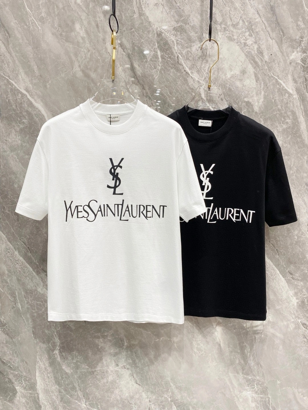 P500 YSL Saint Laurent primavera/verão 2025 Premiere T-Shirt manga curta com gola redonda Design personalizado de alta qualidade Moda de vanguarda! Logótipo da marca, design artesanal pesado, tecido de algodão mercerizado em nuvem. Suave ao tato. Confortável ao tato. Costura fina em contra-nível. O logótipo da marca é fortemente trabalhado e desenhado em tecido de algodão turvo mercerizado. O efeito no corpo é de uma beleza inigualável! Um produto único indispensável para os homens! Cor: preto branco Yardage: M-3XL Micro broad version of 178 155 pounds wear L maximum wear 210 pounds-High-fashion bags