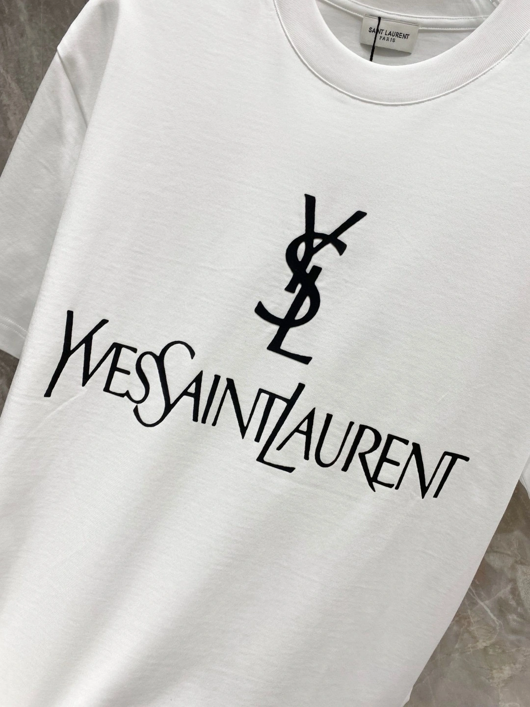 Imagem [8]-P500 YSL Saint Laurent primavera/verão 2025 Premiere Camisola de manga curta com gola redonda Design topo de gama por medida Moda de vanguarda! Logótipo da marca Design artesanal pesado Tecido de algodão turvo mercerizado. Tecido de algodão turvo e sedoso. Confortável de usar. Costura fina em contra-nível. O logótipo da marca é muito trabalhado e desenhado em tecido de algodão turvo mercerizado. O efeito no corpo é de uma beleza inigualável! Um produto único indispensável para os homens! Cor: preto branco Yardage: M-3XL Micro broad version of 178 155 pounds wear L maximum wear 210 pounds-High-fashion bags