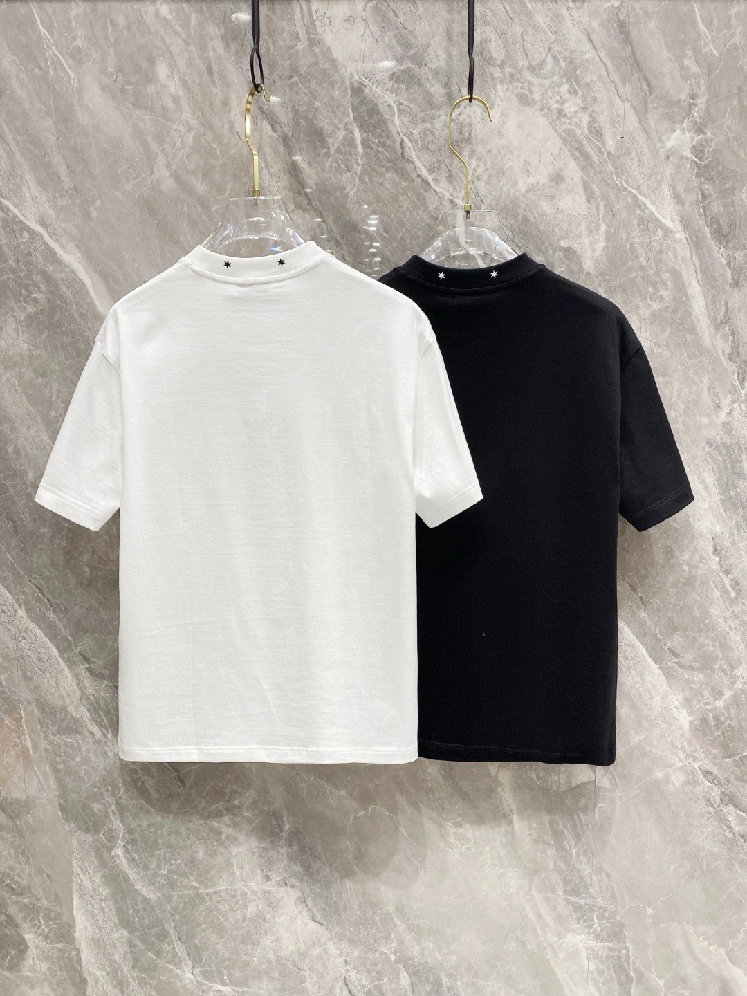 Image [2]-P500 GIV Givenchy Spring/Summer 2025 Premiere Short Sleeve Crew Neck T-Shirt High-end bespoke design Avant-garde fashion ! Logo de la marque, conception artisanale lourde, tissu en coton nuageux mercerisé. Douceur au toucher. Confortable à porter. Coutures fines au niveau du comptoir. Le logo de la marque est fortement travaillé et conçu dans un tissu de coton nuageux mercerisé. L'effet sur le corps est d'une beauté inégalée ! Un produit unique essentiel pour les hommes ! Couleur : Noir Blanc Longueur : M-3XL Version micro large de 178 155 livres porter L usure maximale 210 livres-Haute Faux Sacs