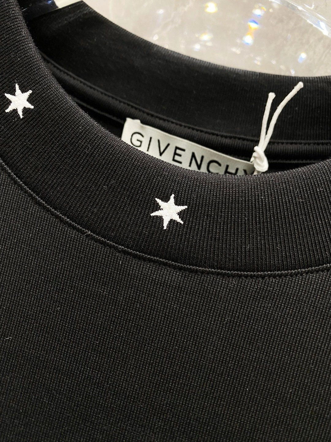 Image [8]-P500 GIV Givenchy Spring/Summer 2025 Premiere Short Sleeve Crew Neck T-Shirt High-end customized design Avant-garde fashion! Brand logo heavy craftsmanship design Mercerized cloudy cotton fabric. Soft handfeel. Comfortable to wear. Counter-level exquisite stitching. The brand's logo is heavily crafted and designed in mercerized cloudy cotton fabric. The upper body effect is unrivaled handsome! Men's must-have single product! Color: black white yards: M-3XL micro broad version of 178 155 pounds to wear L maximum wear 210 pounds-high replica handbags