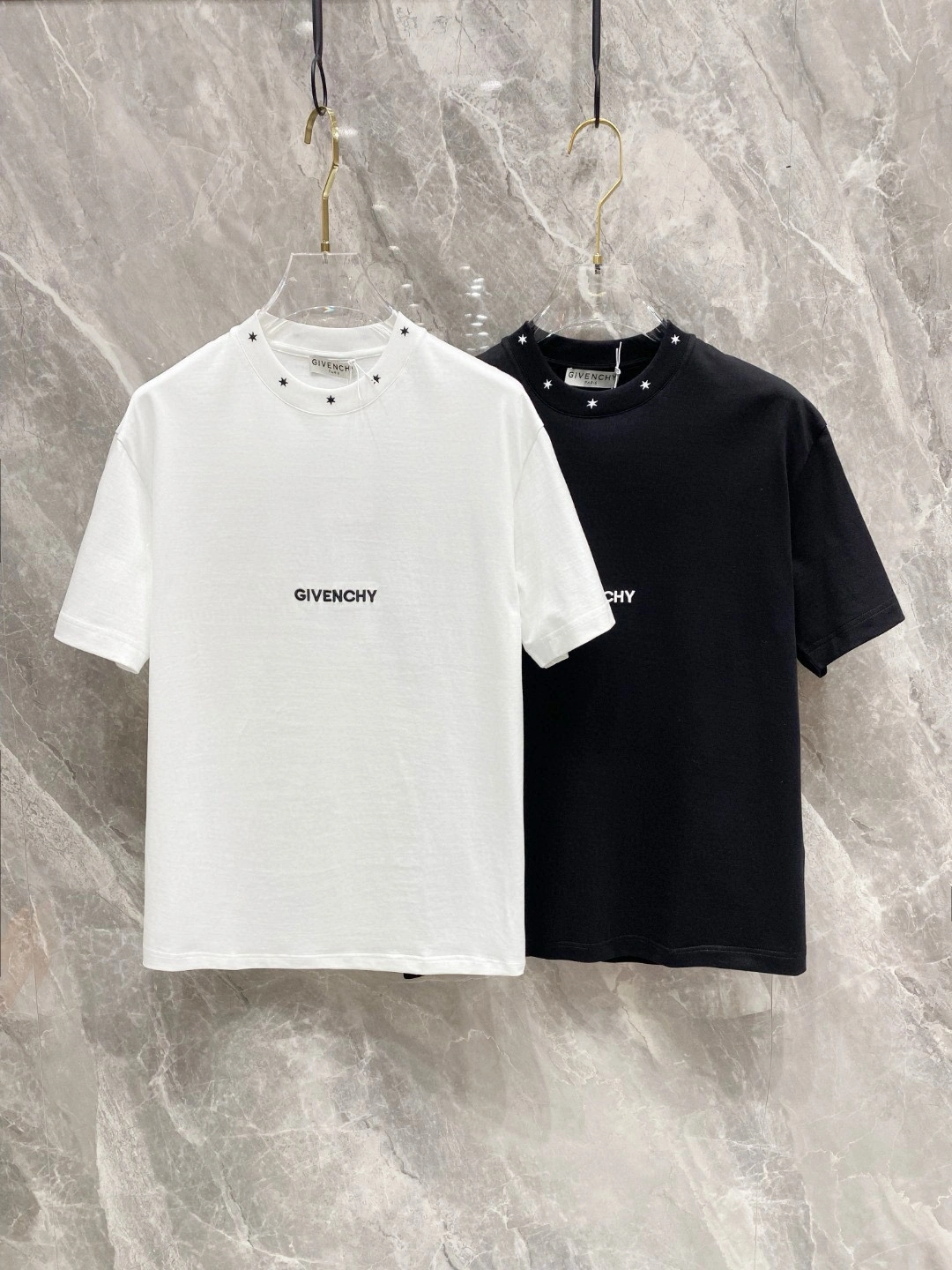 P500 GIV Givenchy Spring/Summer 2025 Debut Short Sleeve Crew Neck T-Shirt High-end customised design avant-garde fashion ! Logo de la marque, conception artisanale soignée, tissu en coton nuage mercerisé. Doux au toucher. Confortable à porter. Coutures fines au niveau du comptoir. Le logo de la marque est très travaillé et conçu dans un tissu de coton nuageux mercerisé. L'effet sur le corps est d'une beauté inégalée ! Un produit unique essentiel pour les hommes ! Couleur : Noir Blanc Longueur : M-3XL Version micro large de 178 155 livres porter L usure maximale 210 livres-Haute Faux Sacs