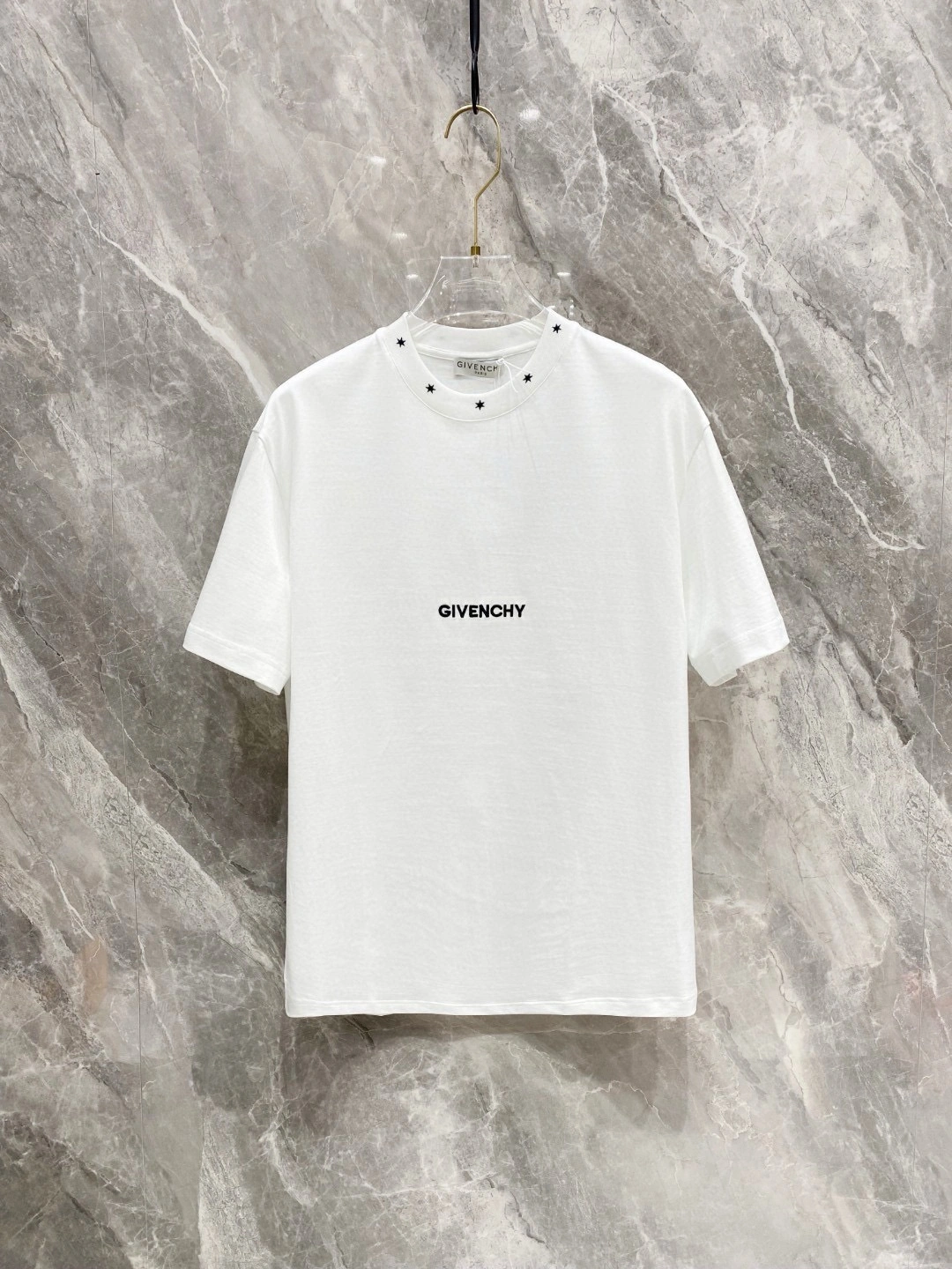 Image [3]-P500 GIV Givenchy Spring/Summer 2025 Debut Short Sleeve Crew Neck T-Shirt High-end bespoke design Avant-garde fashion ! Logo de la marque, conception artisanale lourde, tissu en coton nuageux mercerisé. Douceur au toucher. Confortable à porter. Coutures fines au niveau du comptoir. Le logo de la marque est fortement travaillé et conçu dans un tissu de coton nuageux mercerisé. L'effet sur le corps est d'une beauté inégalée ! Un produit unique essentiel pour les hommes ! Couleur : Noir Blanc Longueur : M-3XL Version micro large de 178 155 livres porter L usure maximale 210 livres-Haute Faux Sacs