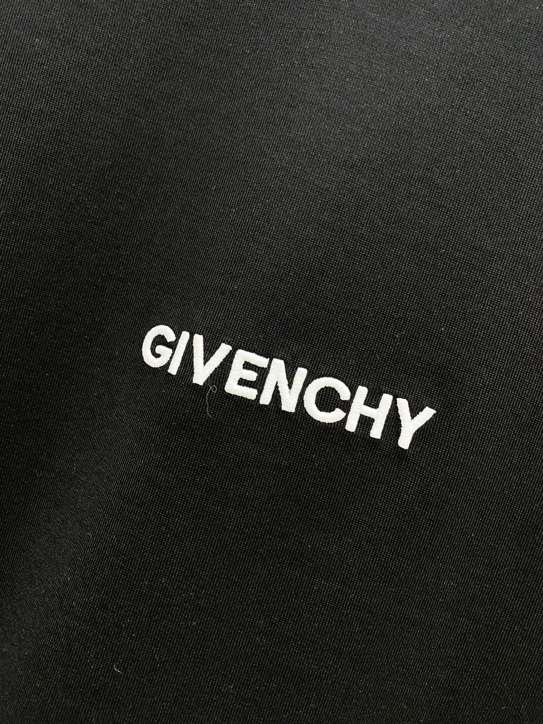 Image [7]-P500 GIV Givenchy Spring/Summer 2025 Premiere Short Sleeve Crew Neck T-Shirt High-end customized design Avant-garde fashion! Brand logo heavy craftsmanship design Mercerized cloudy cotton fabric. Soft handfeel. Comfortable to wear. Counter-level exquisite stitching. The brand's logo is heavily crafted and designed in mercerized cloudy cotton fabric. The upper body effect is unrivaled handsome! Men's must-have single product! Color: black white yards: M-3XL micro broad version of 178 155 pounds to wear L maximum wear 210 pounds-high replica handbags