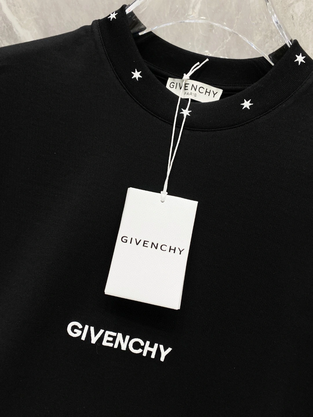 Image [9]-P500 GIV Givenchy Spring/Summer 2025 Premiere Short Sleeve Crew Neck T-Shirt High-end customized design Avant-garde fashion! Brand logo heavy craftsmanship design Mercerized cloudy cotton fabric. Soft handfeel. Comfortable to wear. Counter-level exquisite stitching. The brand's logo is heavily crafted and designed in mercerized cloudy cotton fabric. The upper body effect is unrivaled handsome! Men's must-have single product! Color: black white yards: M-3XL micro broad version of 178 155 pounds to wear L maximum wear 210 pounds-high replica handbags