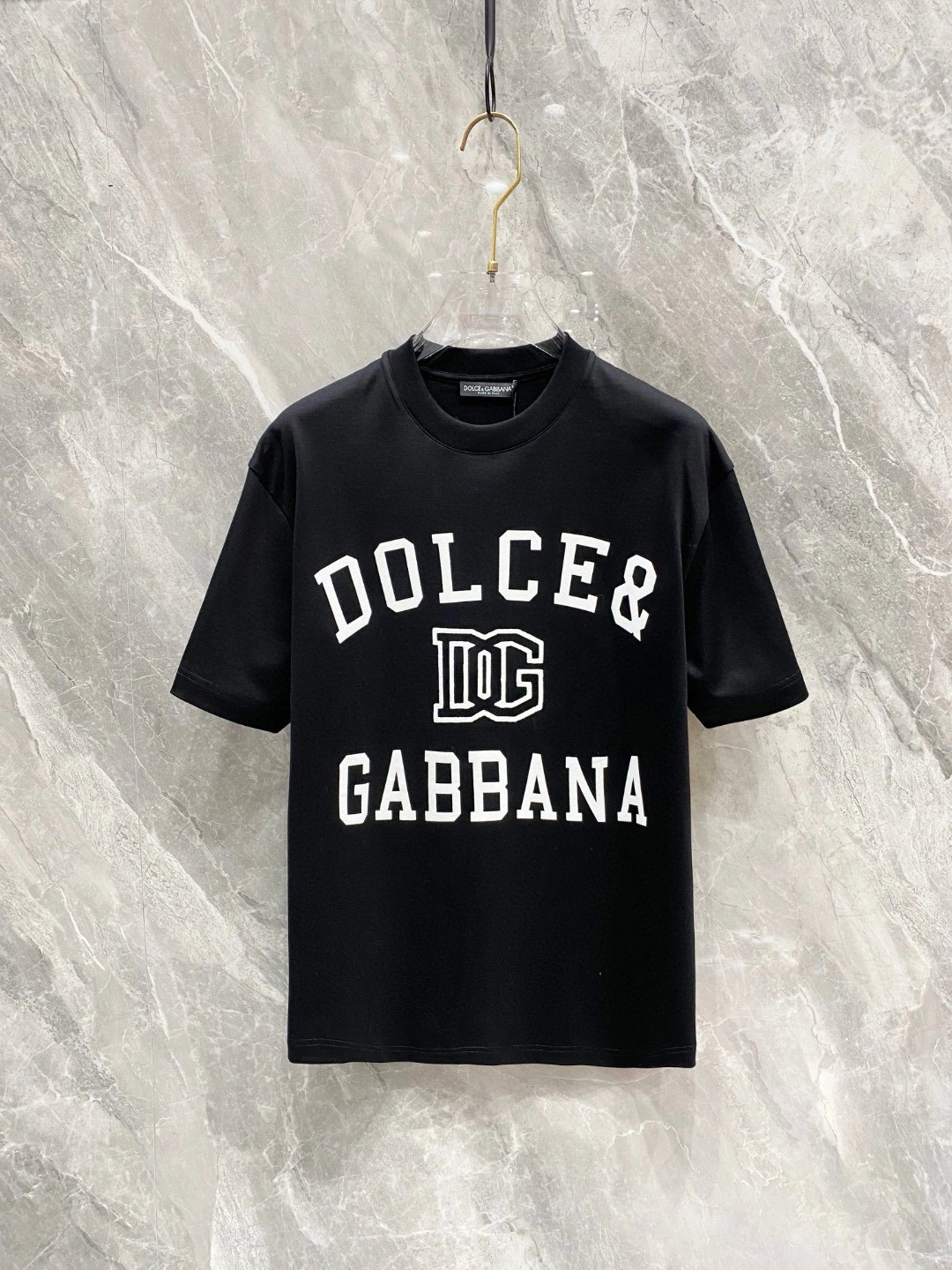 Imagen [3]-P500 DG Dolce & Gabbana Primavera/Verano 2025 Premiere Camiseta de manga corta y cuello redondo Diseño a medida de alta gama ¡Moda vanguardista! Logotipo de la marca Diseño artesanal Tejido de algodón mercerizado nublado. Tacto suave. Cómoda de llevar. Costuras exquisitas en el contorno. El logotipo de la marca está fuertemente trabajado y diseñado en tejido de algodón nublado mercerizado. El efecto de la parte superior del cuerpo es inigualablemente atractivo. ¡Producto único esencial para hombre! Color: Negro Blanco Yardage: M-3XL Micro versión amplia de 178 155 libras desgaste L desgaste máximo 210 libras-Bolsas de alta moda