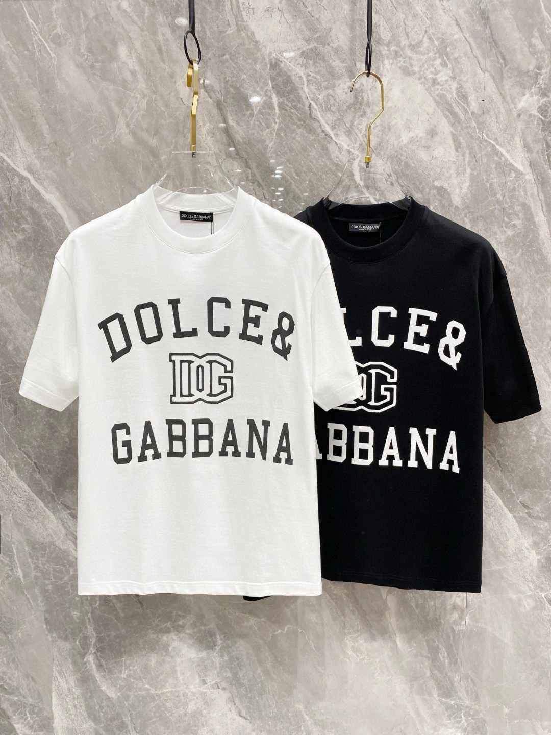 P500 DG Dolce & Gabbana Spring/Summer 2025 Debut Short Sleeve Crew Neck T-Shirt Design personalizado de alta qualidade Moda de vanguarda! Logótipo da marca Design artesanal de alta qualidade Tecido de algodão mercerizado. Suave ao tato. Confortável de usar. Costura requintada ao nível do contador. O logótipo da marca é muito trabalhado e desenhado em tecido de algodão turvo mercerizado. O efeito no corpo é de uma beleza inigualável! Um produto único essencial para os homens! Cor: preto branco Yardage: M-3XL Micro broad version of 178 155 pounds wear L maximum wear 210 pounds-High Faux Bags