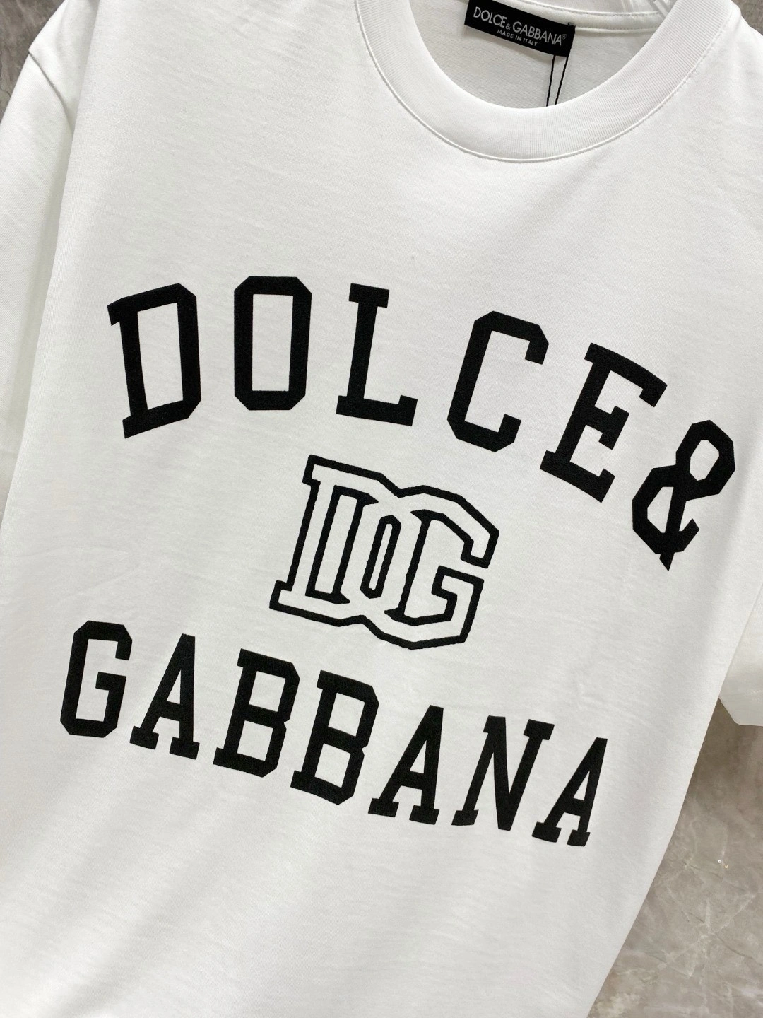 Imagem [8]-P500 DG Dolce & Gabbana primavera/verão 2025 Premiere T-shirt de manga curta com gola redonda Design topo de gama por medida Moda de vanguarda! Logótipo da marca Design artesanal pesado Tecido de algodão turvo mercerizado. Suave ao toque. Confortável de usar. Costura requintada ao nível do contador. O logótipo da marca é muito trabalhado e desenhado em tecido de algodão turvo mercerizado. O efeito no corpo é de uma beleza inigualável! Um produto único essencial para os homens! Cor: preto branco Yardage: M-3XL Micro broad version of 178 155 pounds wear L maximum wear 210 pounds-High Faux Bags