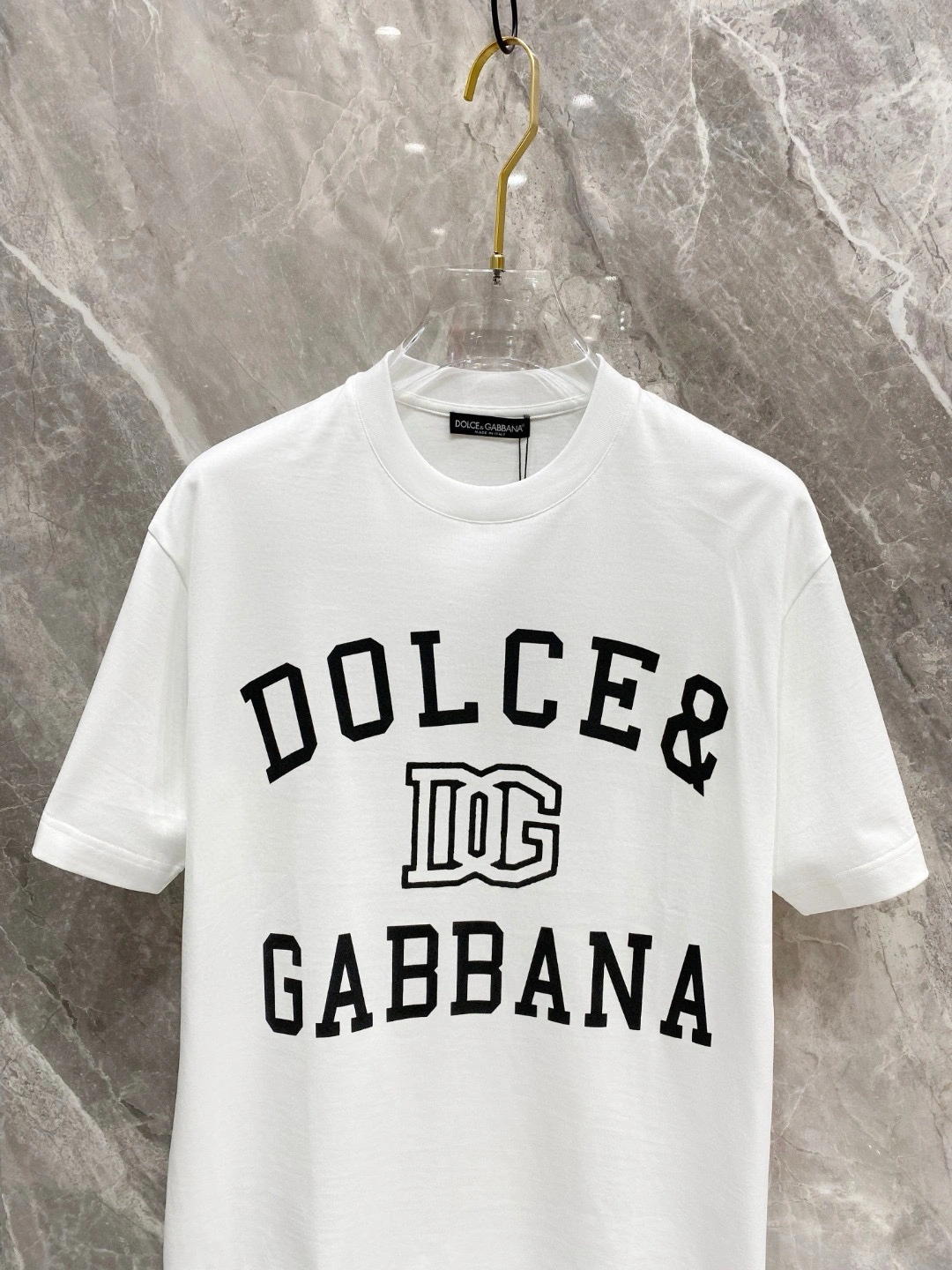 Imagem [5]-P500 DG Dolce & Gabbana primavera/verão 2025 Premiere T-shirt de manga curta com gola redonda Design topo de gama por medida Moda de vanguarda! Logótipo da marca Design artesanal pesado Tecido de algodão turvo mercerizado. Suave ao toque. Confortável de usar. Costura requintada ao nível do contador. O logótipo da marca é muito trabalhado e desenhado em tecido de algodão turvo mercerizado. O efeito no corpo é de uma beleza inigualável! Um produto único essencial para os homens! Cor: preto branco Yardage: M-3XL Micro versão larga de 178 155 libras desgaste L desgaste máximo de 210 libras-Sacos de alta moda