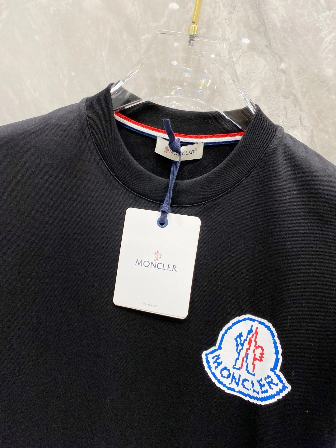 Image [9]-P500 Moncler Moncler Spring/Summer 2025 Debut Short Sleeve Crew Neck T-Shirt High-end customized design avant-garde fashion! Brand logo heavy craftsmanship design Mercerized cloudy cotton fabric. Soft handfeel. Comfortable to wear. Counter grade fine stitching. The brand's logo is heavily crafted and designed in mercerized cloudy cotton fabric. The upper body effect is unrivaled handsome! Men's must-have single product! Color: black white yards: M-3XL micro broad version of 178 155 pounds to wear L maximum wear 210 pounds-high replica handbags