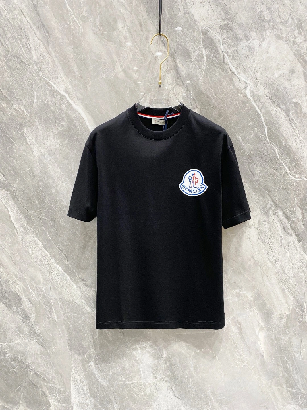 Image [4]-P500 Moncler Moncler Spring/Summer 2025 Debut Short Sleeve Crew Neck T-Shirt High-end customised design Avant-garde fashion ! Logo de la marque conception artisanale lourde Tissu en coton nuageux mercerisé. Doux au toucher. Confortable à porter. Coutures fines de qualité supérieure. Le logo de la marque est très travaillé et conçu dans un tissu de coton nuageux mercerisé. L'effet sur le corps est d'une beauté inégalée ! Un produit unique essentiel pour les hommes ! Couleur : Noir Blanc Longueur : M-3XL Version micro large de 178 155 livres usure L usure maximale 210 livres-Sacs de haute couture