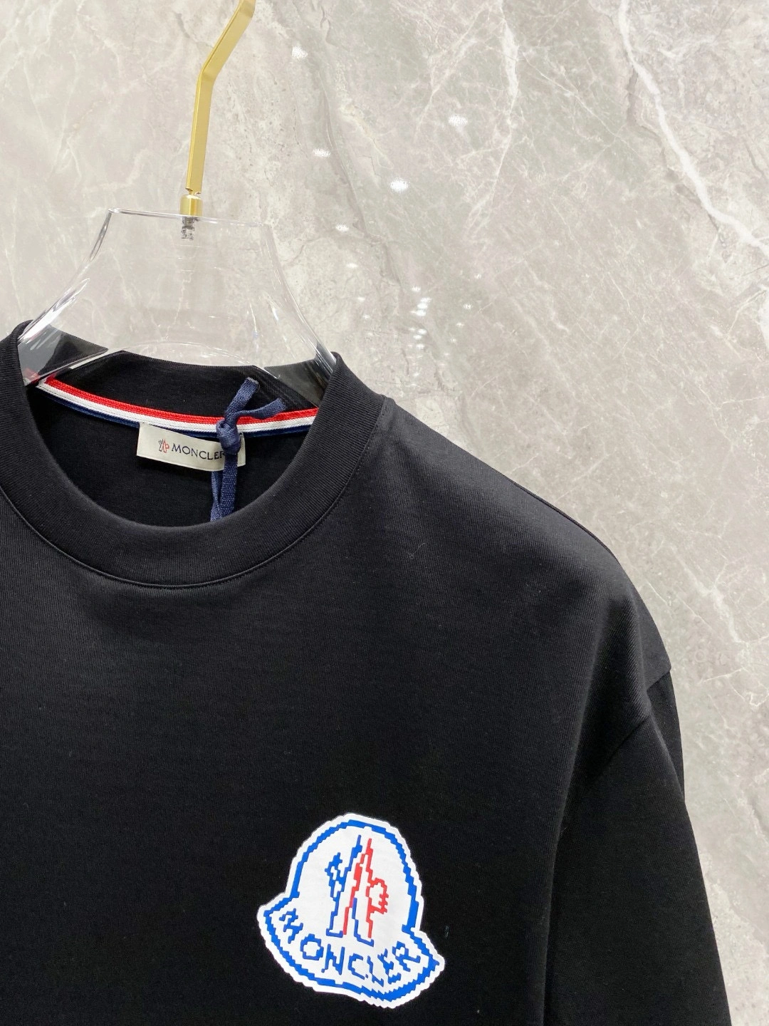 Image [6]-P500 Moncler Moncler Spring/Summer 2025 Debut Short Sleeve Crew Neck T-Shirt High-end bespoke design avant-garde fashion ! Logo de la marque, conception artisanale soignée, tissu en coton nuageux mercerisé. Toucher doux. Confortable à porter. Coutures fines de qualité supérieure. Le logo de la marque est très travaillé et conçu dans un tissu de coton nuageux mercerisé. L'effet sur le corps est d'une beauté inégalée ! Un produit unique essentiel pour les hommes ! Couleur : Noir Blanc Longueur : M-3XL Version micro large de 178 155 livres porter L usure maximale 210 livres-Haute Faux Sacs