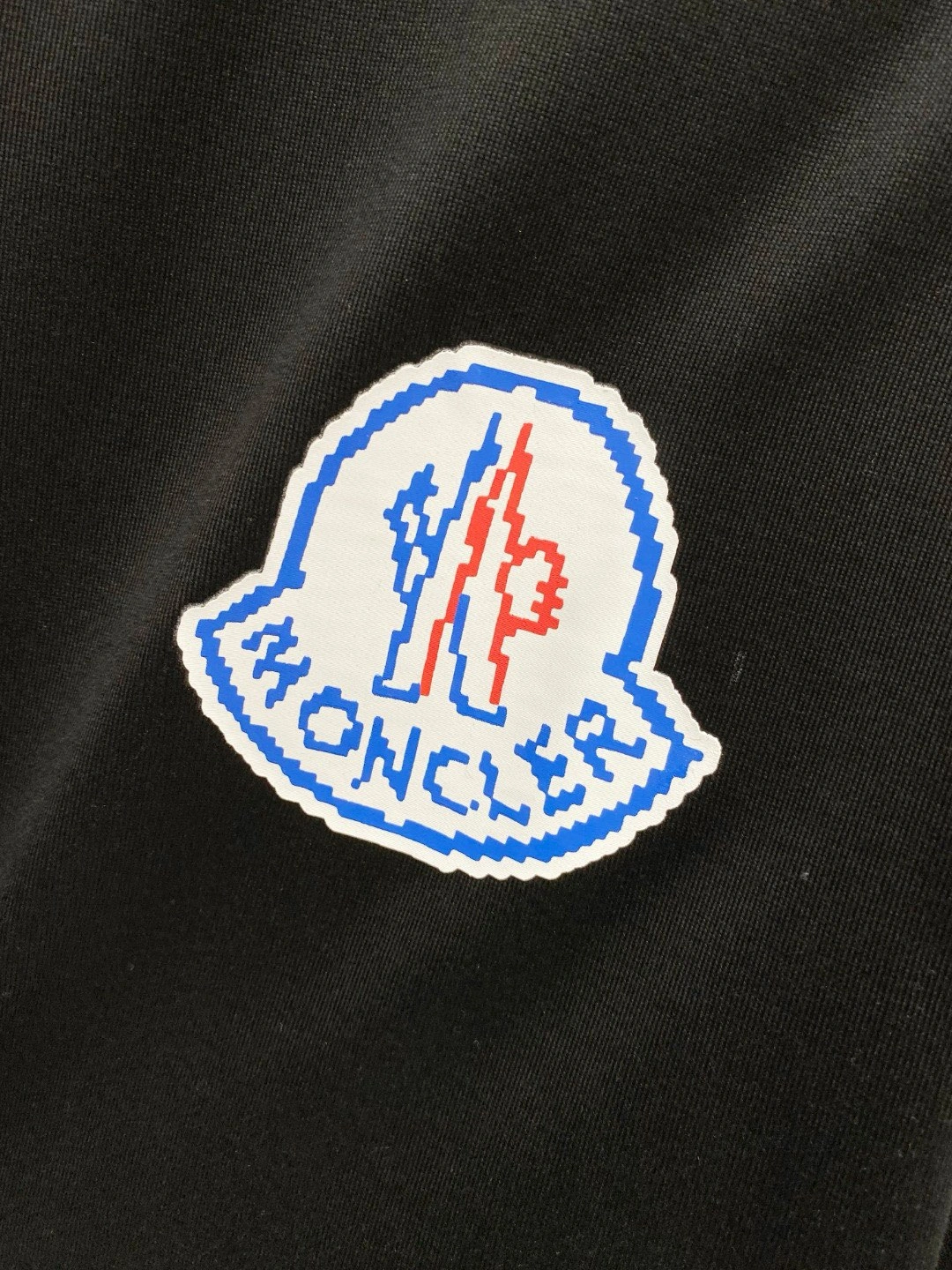 Image [8]-P500 Moncler Moncler Spring/Summer 2025 Debut Short Sleeve Crew Neck T-Shirt High-end customised design Avant-garde fashion ! Logo de la marque Conception artisanale soignée Tissu en coton nuage mercerisé. Doux au toucher. Confortable à porter. Coutures fines de qualité supérieure. Le logo de la marque est très travaillé et conçu dans un tissu de coton nuageux mercerisé. L'effet sur le corps est d'une beauté inégalée ! Un produit unique essentiel pour les hommes ! Couleur : Noir Blanc Longueur : M-3XL Version micro large de 178 155 livres usure L usure maximale 210 livres-Sacs de haute couture