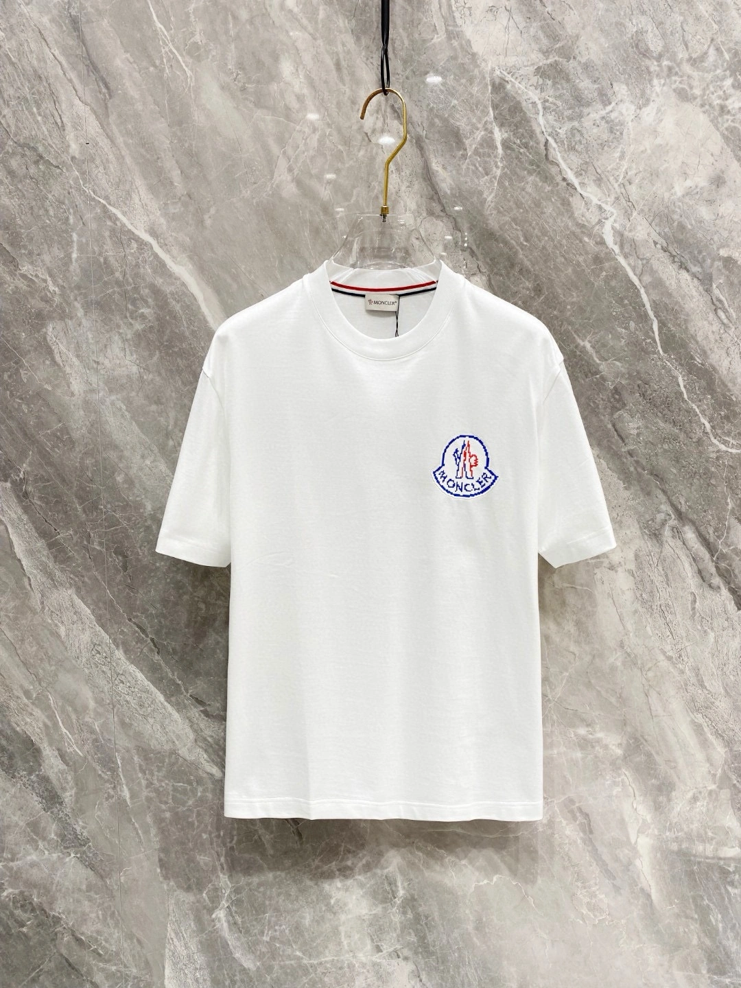 Image [3]-P500 Moncler Moncler Spring/Summer 2025 Debut Short Sleeve Crew Neck T-Shirt High-end customized design avant-garde fashion! Brand logo heavy craftsmanship design Mercerized cloudy cotton fabric. Soft handfeel. Comfortable to wear. Counter grade fine stitching. The brand's logo is heavily crafted and designed in mercerized cloudy cotton fabric. The upper body effect is unrivaled handsome! Men's must-have single product! Color: black white yards: M-3XL micro broad version of 178 155 pounds to wear L maximum wear 210 pounds-high replica handbags