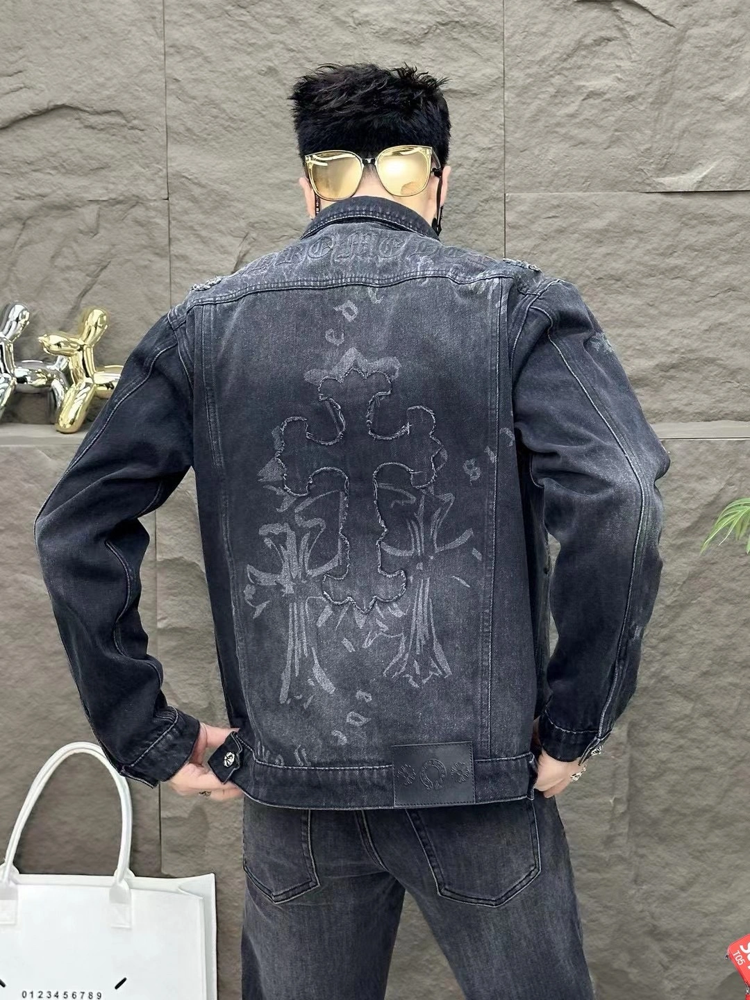 Image [7]-P660 Chrome Hearts Crocker Hearts Early Spring 2025 Fashion ! Réplique de comptoir veste en denim veste Fabrication haut de gamme Quincaillerie invitée Lavage haut de gamme La couleur est très correcte ! Un article de mode indispensable ! Importé denim tissu détails avec des matériaux sont très soignés pour montrer l'intention ultime du concepteur de produire plus comme une version globale de l'artisanat de l'impressionnante haut de gamme que dans ! Taille : M-XXL (175 145 livres L usure maximale 190 livres)-sacs haute couture