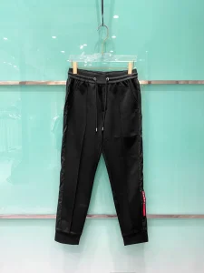 P580 Prada Prada Early Spring 2025ss Men's Casual Pants, Business Casual! Heavy on the fabric! Smooth as baby's skin! Customers for the final weave material into the hands of the very smooth fabric feel soft and skin-friendly on the body of the firm type surface has a warm sense of glossy high-grade and texture classic detail processing on the body is very characteristic of the classic brand logo embellishment elegant natural version of the thickness of the moderate suitable for fall and winter wear hardware accessories full quality! Business and leisure are very wearable a size: M-3XL-high replica handbags