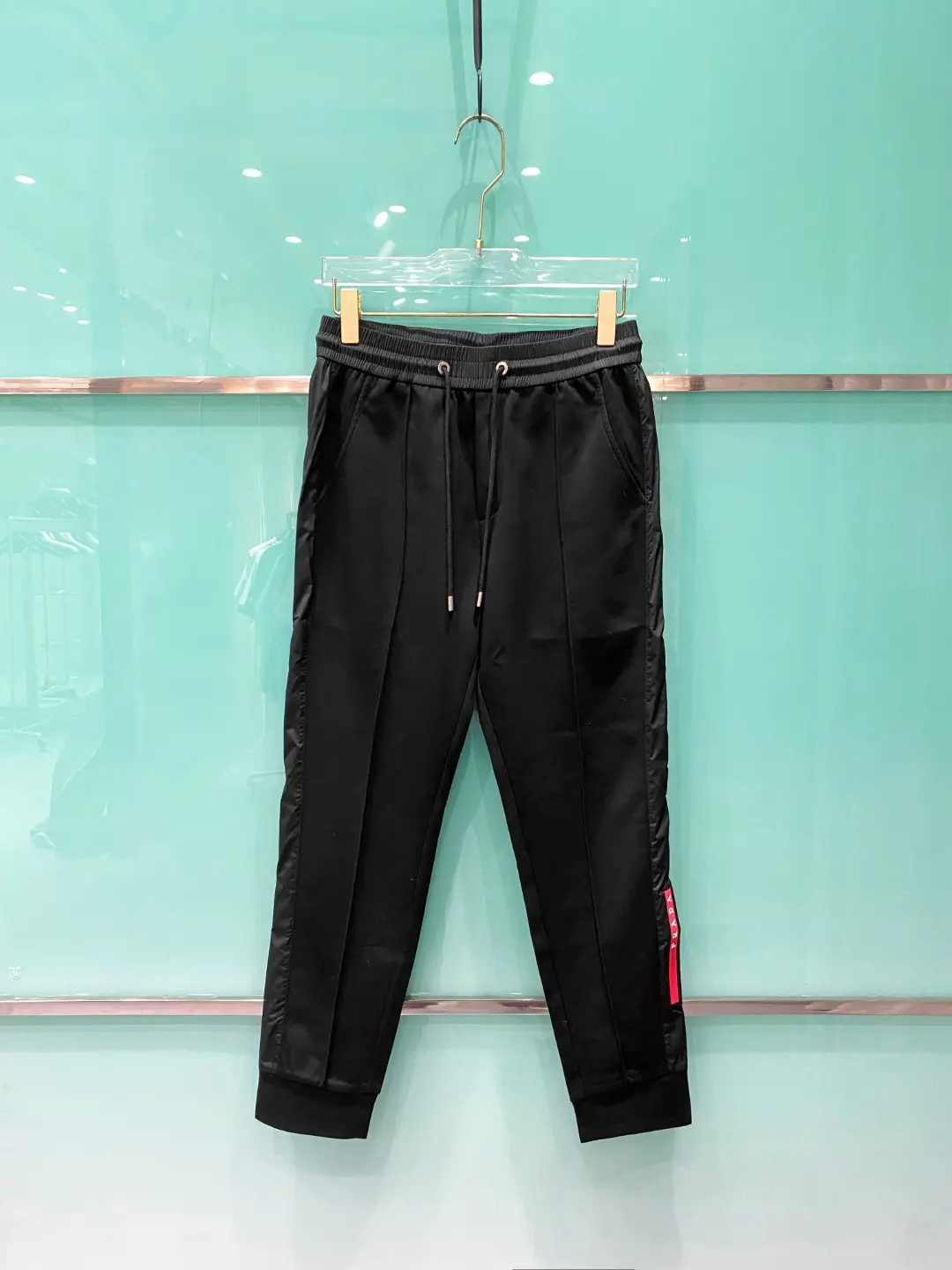 P580 Prada Prada Early Spring 2025ss Pantalon décontracté pour homme, Business Casual ! Un tissu épais ! Doux comme la peau d'un bébé ! Les clients pour le matériau de tissage final dans les mains du tissu très lisse se sentent doux et agréable à la peau sur le corps de la surface de type ferme et a un sens chaleureux de haute qualité brillante et montrer la texture détails classiques sur le corps est très caractéristique de la marque classique logo embellissement version naturelle élégante de l'épaisseur de la modérée pour l'automne et l'hiver porter des accessoires matériels de pleine qualité ! Les affaires et les loisirs sont très portables une taille : M-3XL-haute réplique sacs à main