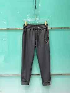 P580 Prada Prada Early Spring 2025ss Men's Casual Pants, Business Casual! Heavy on the fabric! Smooth as baby's skin! Customers for the final weave material into the hands of the very smooth fabric feel soft and skin-friendly on the body of the firm type surface has a warm sense of glossy high-grade and texture classic detail processing on the body is very characteristic of the classic brand logo embellishment elegant natural version of the thickness of the moderate suitable for fall and winter wear hardware accessories full quality! Business and leisure are very wearable a size: M-3XL-high replica handbags