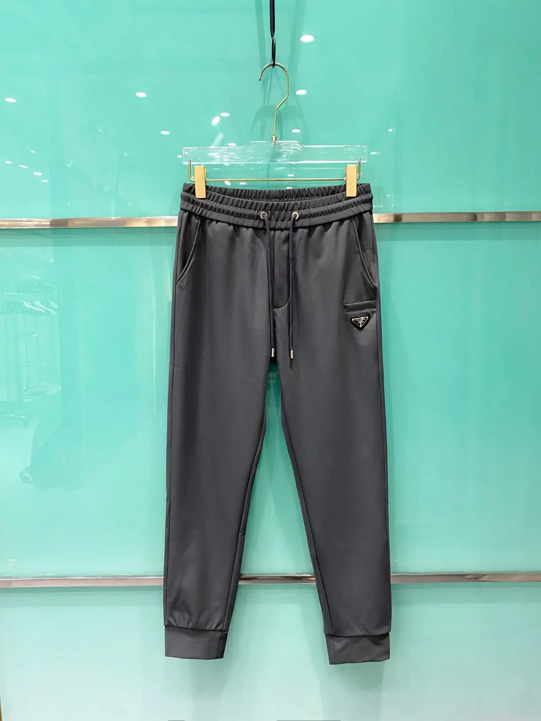 ¡P580 Prada Prada Primavera Temprana 2025ss Pantalones Casual Hombre, Business Casual! ¡Pesado en el tejido! ¡Suave como la piel de un bebé! ¡Los clientes para el material de tejido final en las manos de la tela muy suave sensación suave y agradable a la piel en el cuerpo de la superficie de tipo firme y tiene una cálida sensación de brillo de alta calidad y mostrar la textura clásica detalles en el cuerpo es muy característico de la marca clásica logo adorno elegante versión natural del espesor de la moderada para el otoño y el invierno desgaste accesorios de hardware de calidad completa! Negocios y el ocio son muy usables un tamaño: M-3XL-alta réplica de bolsos de mano