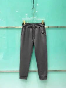 P580 Prada Prada Early Spring 2025ss Men's Casual Pants, Business Casual! Heavy on the fabric! Smooth as baby's skin! Customers for the final weave material into the hands of the very smooth fabric feel soft and skin-friendly on the body of the firm type surface has a warm sense of glossy high-grade and texture classic detail processing on the body is very characteristic of the classic brand logo embellishment elegant natural version of the thickness of the moderate suitable for fall and winter wear hardware accessories full quality! Business and leisure are very wearable a size: M-3XL-high replica handbags