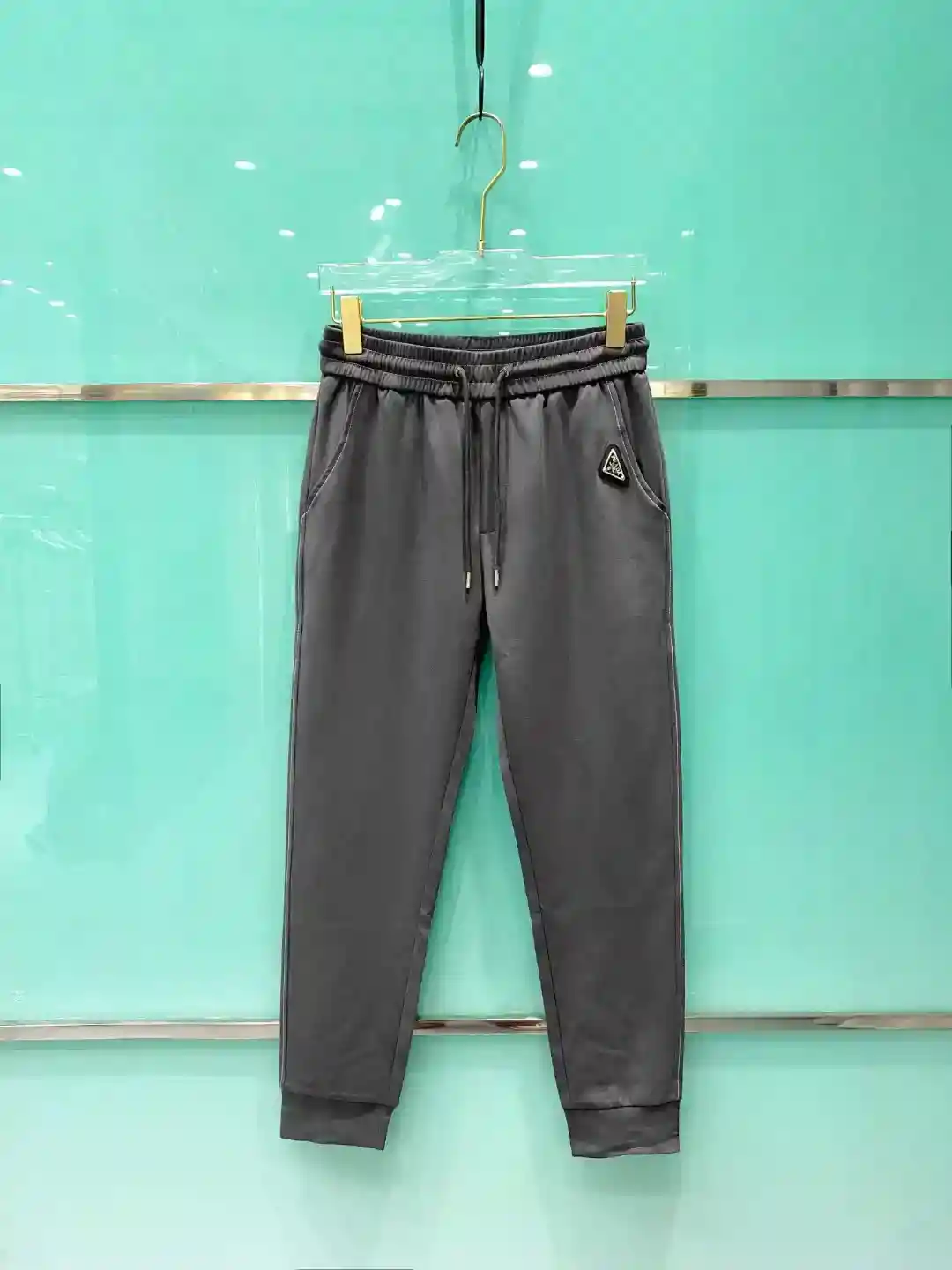 P580 Prada Prada Early Spring 2025ss Men's Casual Pants, Business Casual! Heavy on the fabric! Smooth as baby's skin! Customers for the final weave material into the hands of the very smooth fabric feel soft and skin-friendly on the body of the firm type surface has a warm sense of glossy high-grade and texture classic detail processing on the body is very characteristic of the classic brand logo embellishment elegant natural version of the thickness of the moderate suitable for fall and winter wear hardware accessories full quality! Business and leisure are very wearable a size: M-3XL-high replica handbags