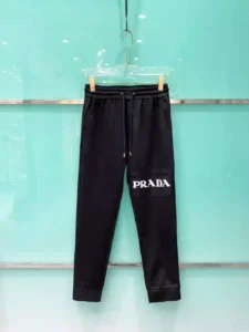 P580 Prada Prada Early Spring 2025ss Men's Casual Pants, Business Casual! Heavy on the fabric! Smooth as baby's skin! Customers for the final weave material into the hands of the very smooth fabric feel soft and skin-friendly on the body of the firm type surface has a warm sense of glossy high-grade and texture classic detail processing on the body is very characteristic of the classic brand logo embellishment elegant natural version of the thickness of the moderate suitable for fall and winter wear hardware accessories full quality! Business and leisure are very wearable a size: M-3XL-high replica handbags