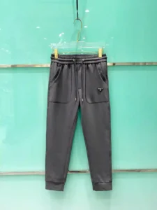 ¡P580 Prada Prada Primavera Temprana 2025ss Pantalones Casual Hombre, Business Casual! ¡Pesado en el tejido! ¡Suave como la piel de un bebé! ¡Los clientes para el material de tejido final en las manos de la tela muy suave sensación suave y agradable a la piel en el cuerpo de la superficie de tipo firme y tiene una cálida sensación de brillo de alta calidad y mostrar la textura clásica detalles en el cuerpo es muy característico de la marca clásica logo adorno elegante versión natural del espesor de la moderada para el otoño y el invierno desgaste accesorios de hardware de calidad completa! Negocios y el ocio son muy usables un tamaño: M-3XL-alta réplica de bolsos de mano